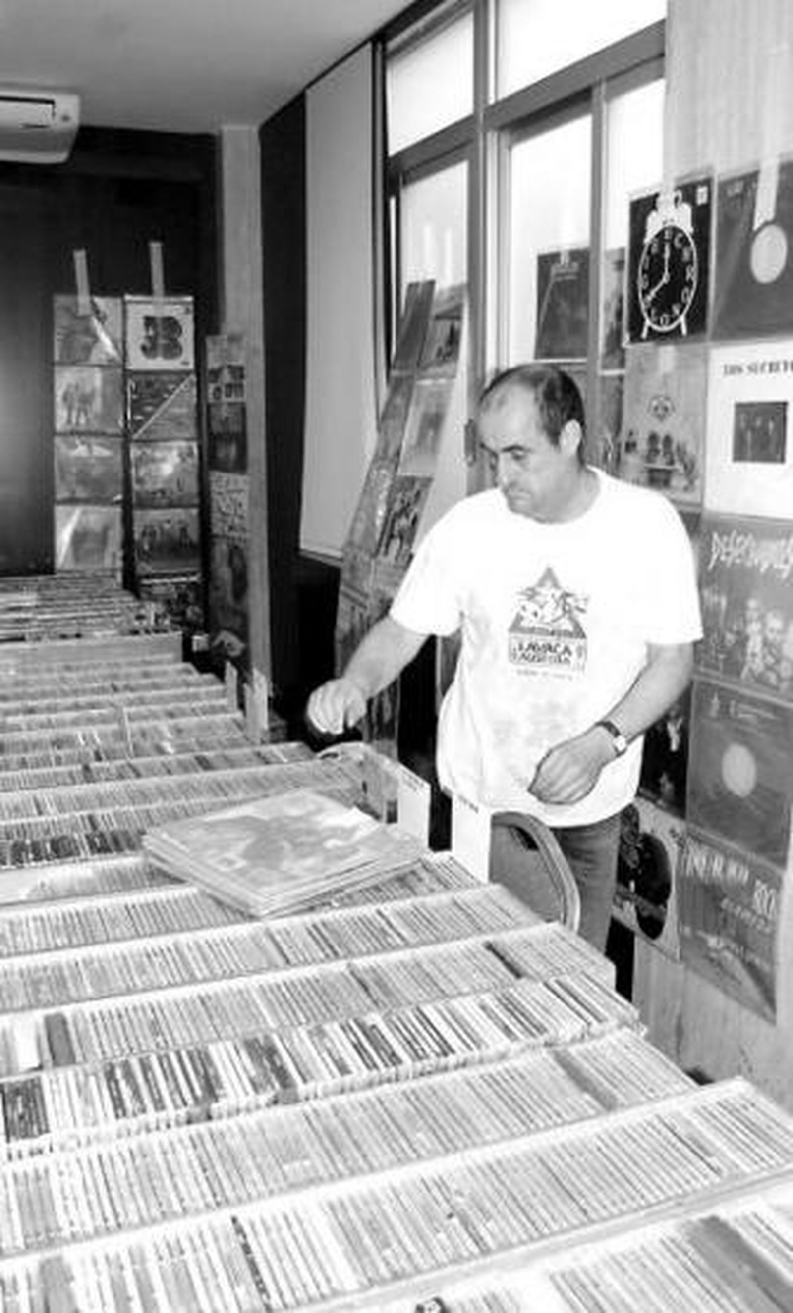 José Ricardo González junto a sus discos de vinilo y CDS.