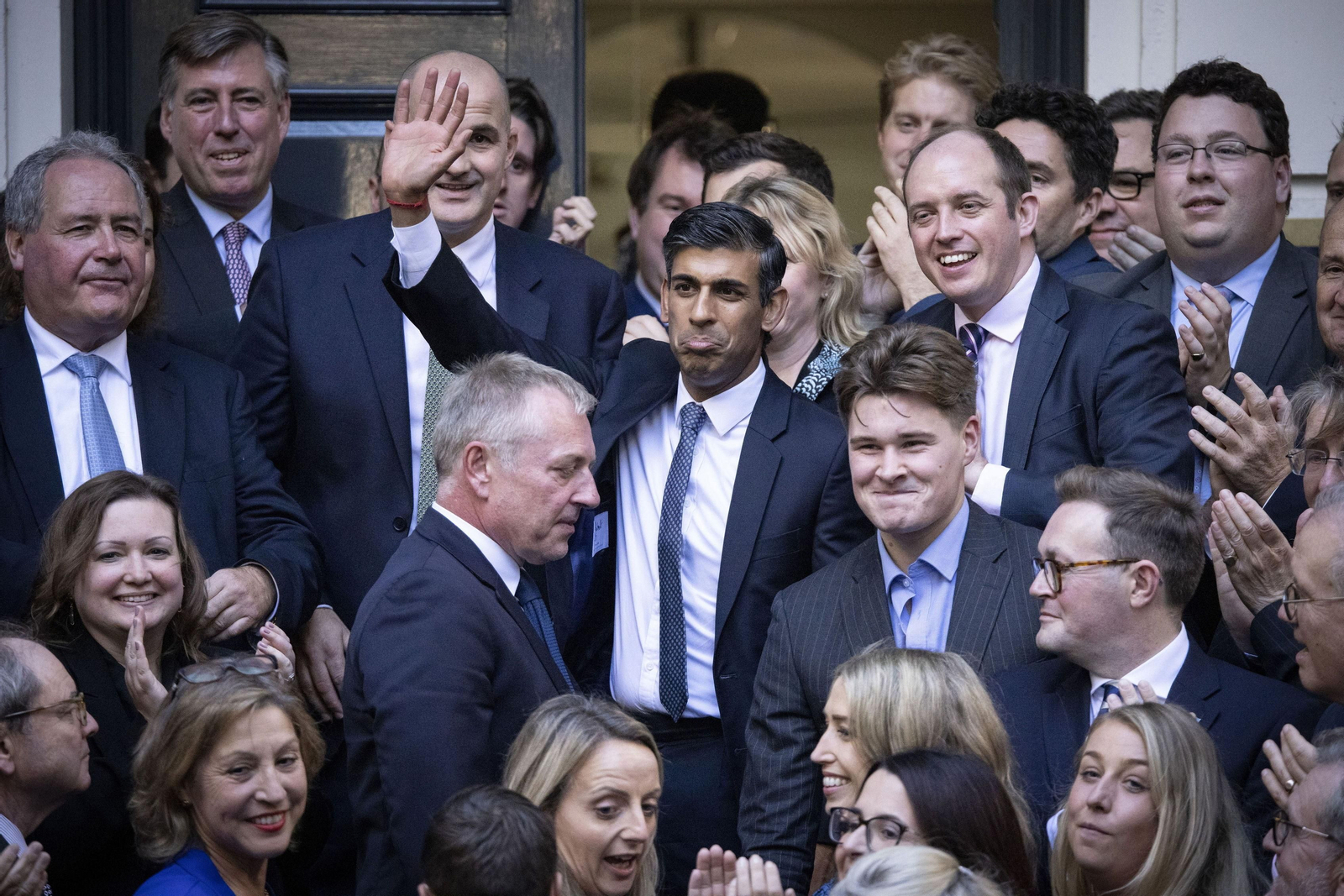 Sunak saluda a su llegada a la sede del Partido Conservador tras ser anunciado como su nuevo líder.