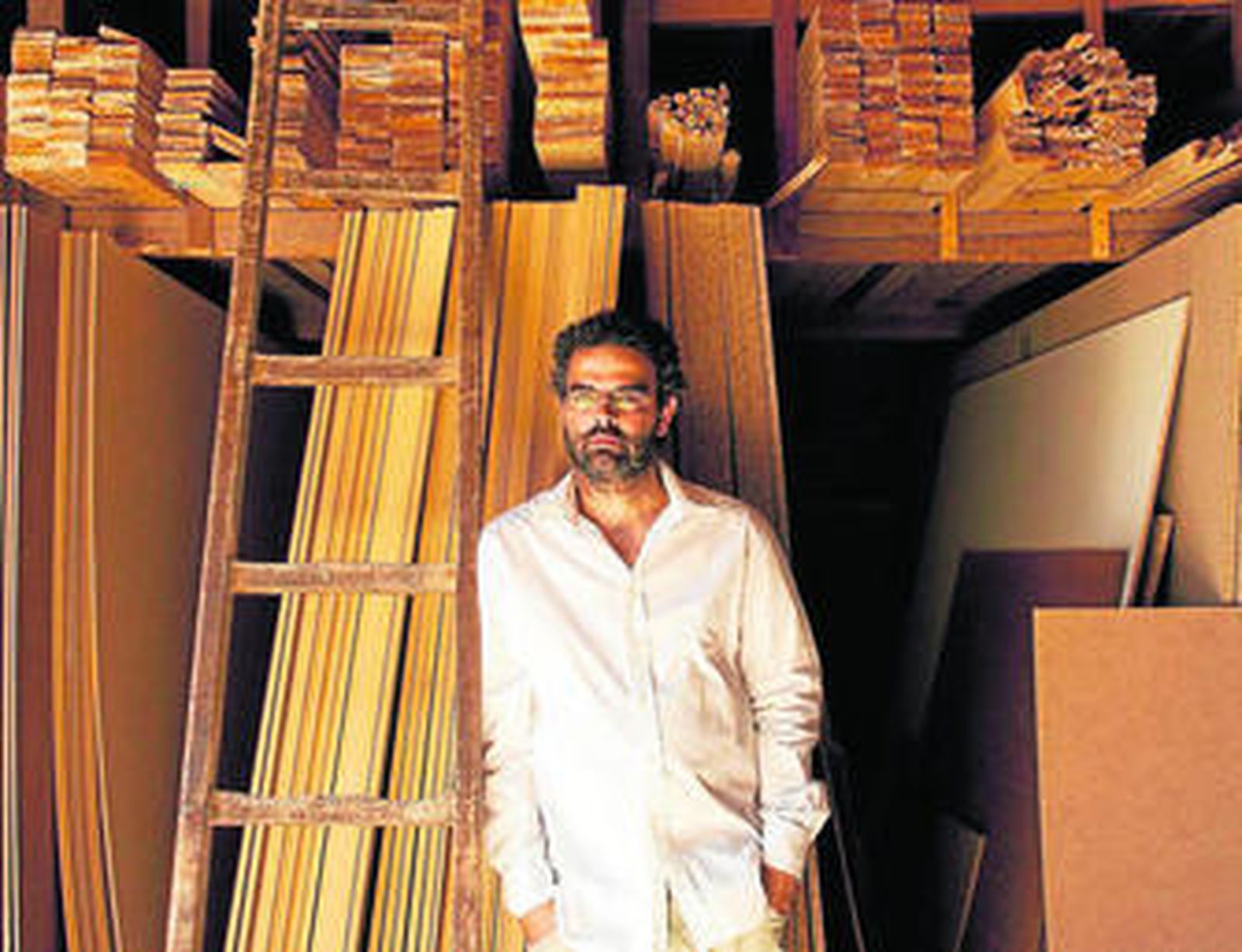 Gonçalo M. Tavares (Luanda, 1970) emula a San José en un taller de carpintería.