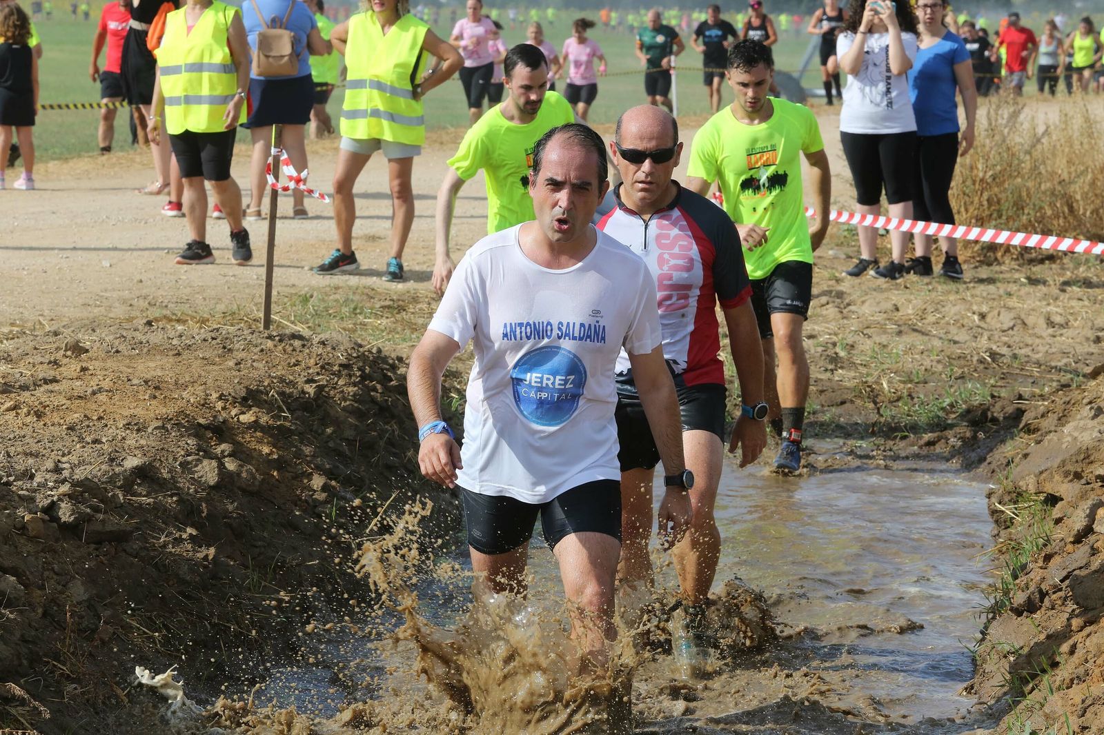 Imágenes de la carrera del barro celebrada en La Barca