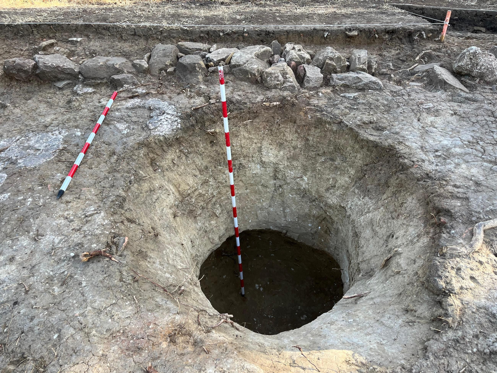 Excavación de uno de los silos donde se almacenaban productos agrícolas, posiblemente grano.