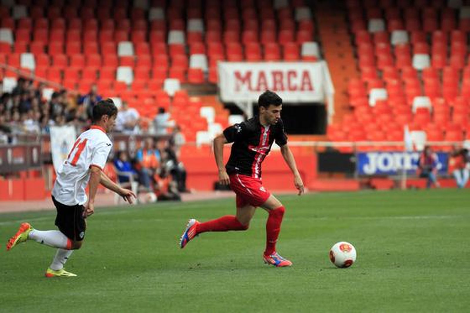 Los albirrojos consuman la pérdida de la categoría un año después de subir al caer en Valencia por 1-0

Foto: LOF