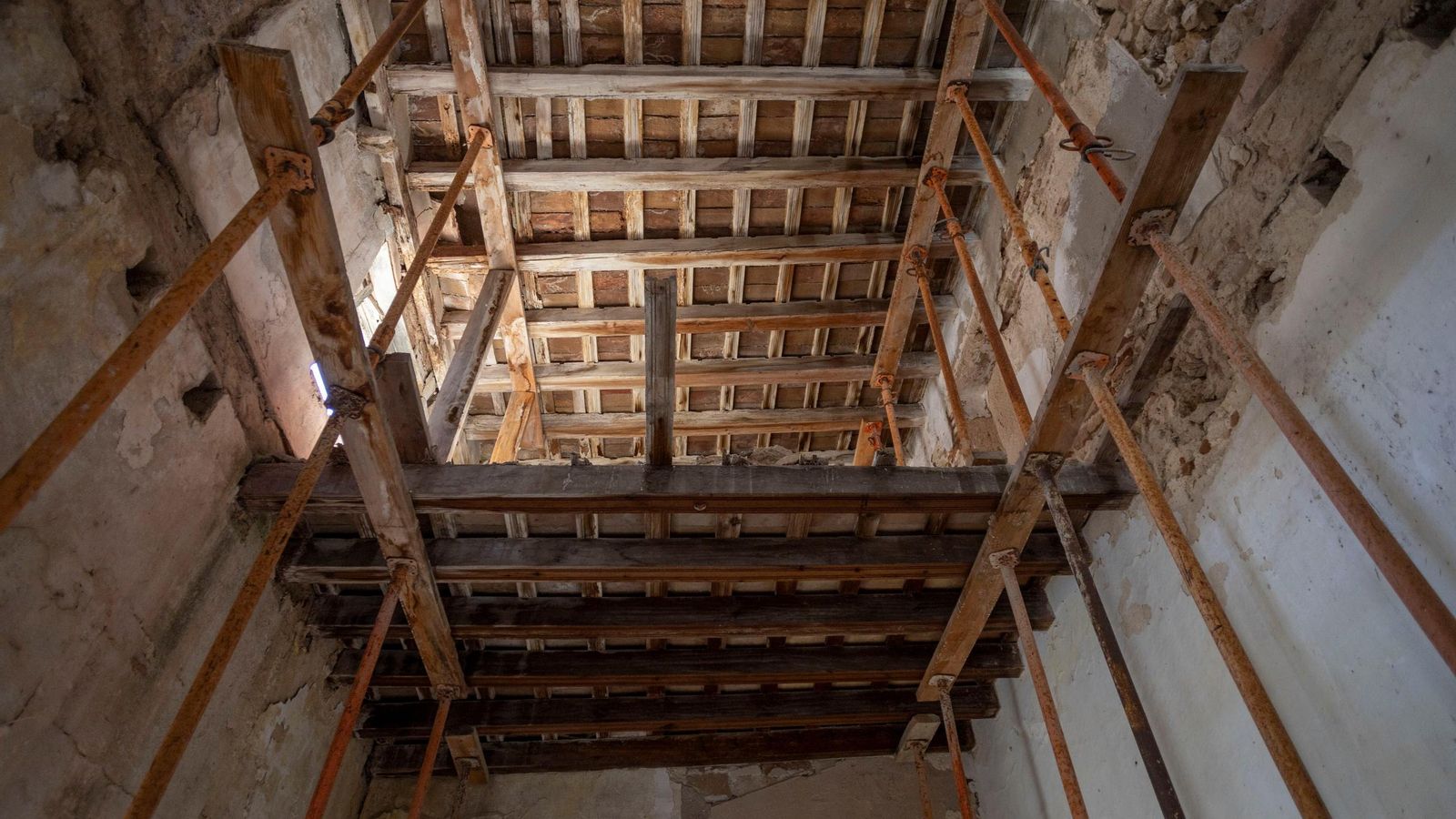 Uno de los techos que ha perdido el monasterio.