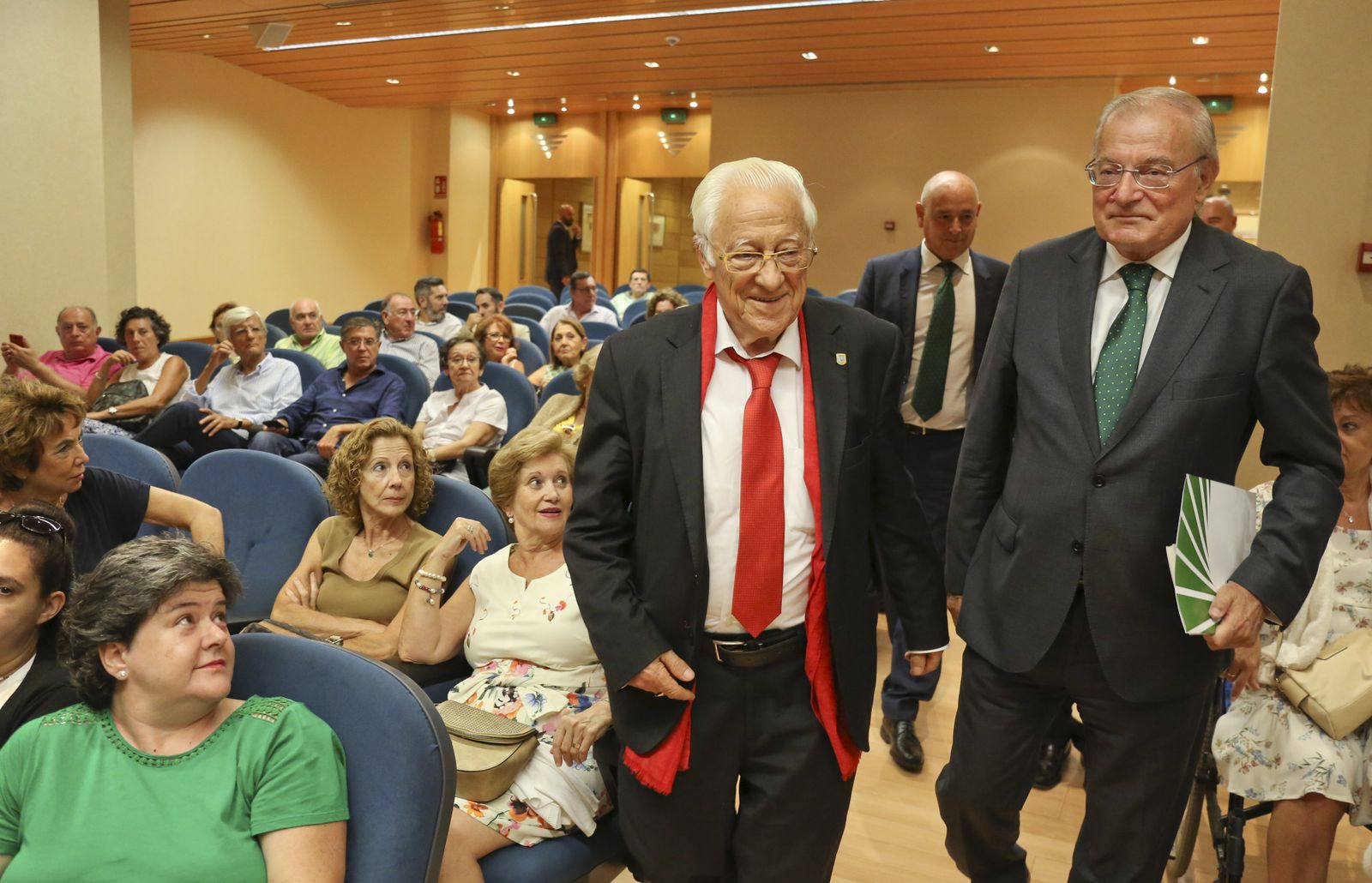 El padre Ángel junto al presidente de Unicaja Banco, Manuel Azuaga.