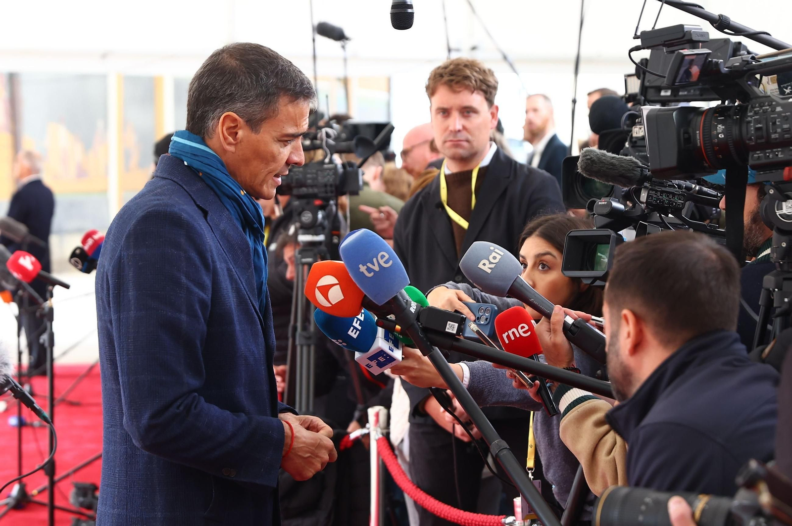 El presidente del Gobierno, Pedro Sánchez, hace declaraciones a los medios en Copenhague.