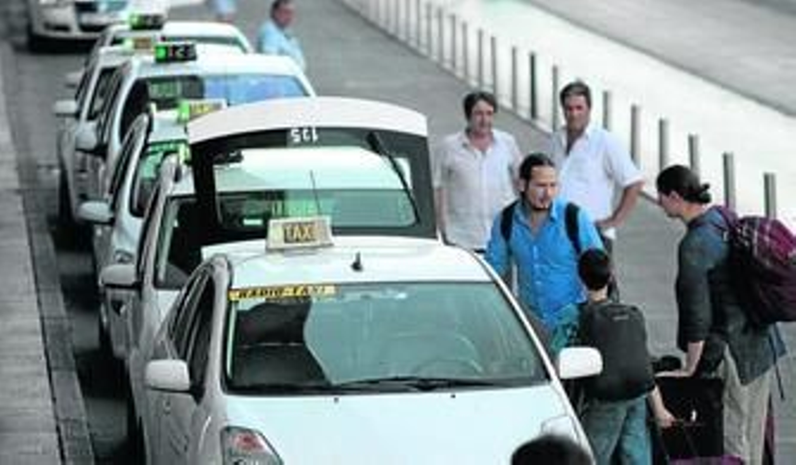 La parada de taxis de la estación Plaza de Armas.