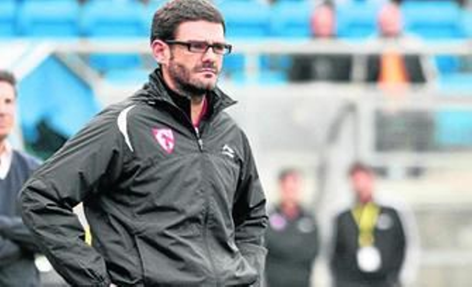 Ramón Tejada, con los brazos en jarra, sigue con atención uno de sus encuentros al frente del Sevilla Atlético.