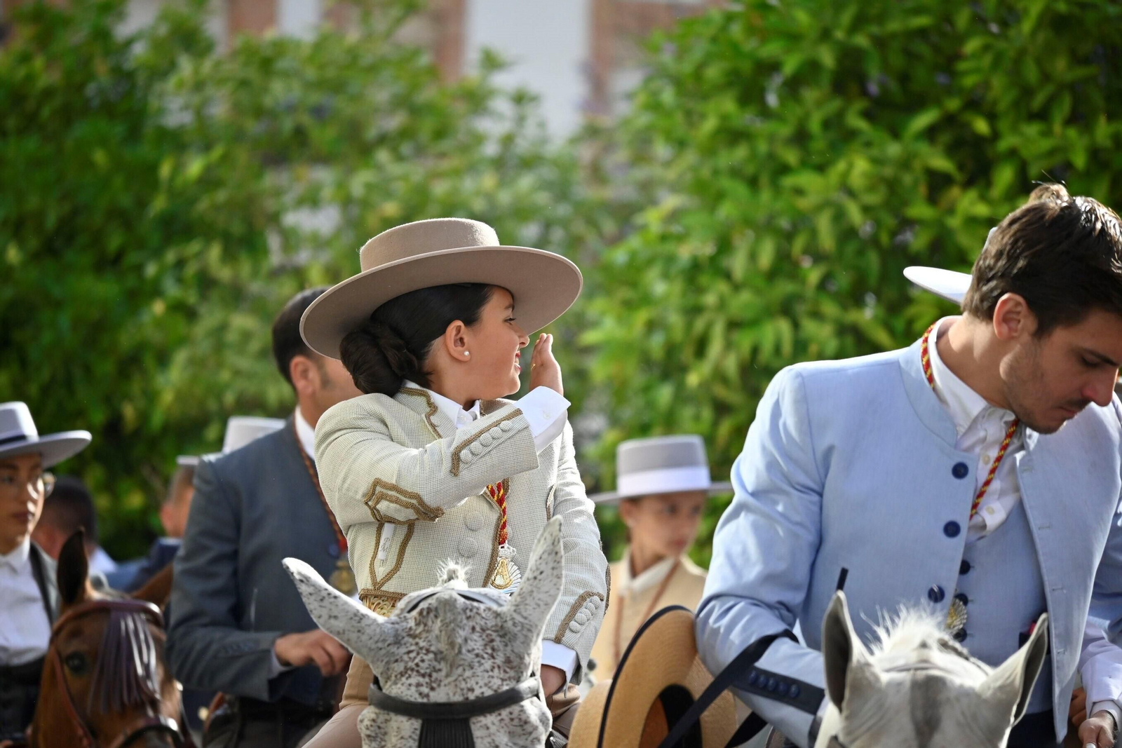 Imágenes de los peregrinos de la Hermandad de Emigrantes en su salida por las calles de Huelva
