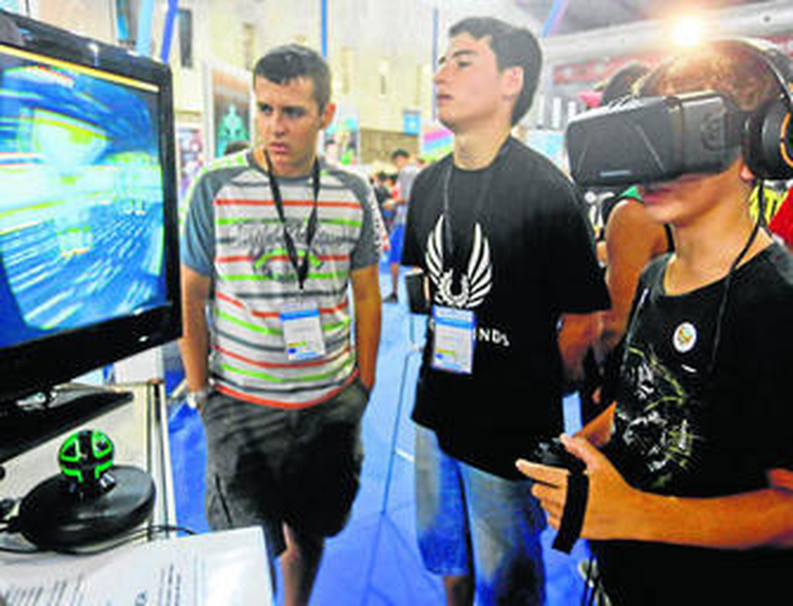 Unos jóvenes juegan a un videojuego.