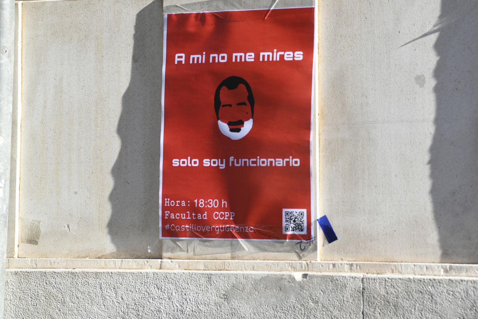 Sentada y pegada de carteles contra la "mala praxis" de un profesor de la UGR