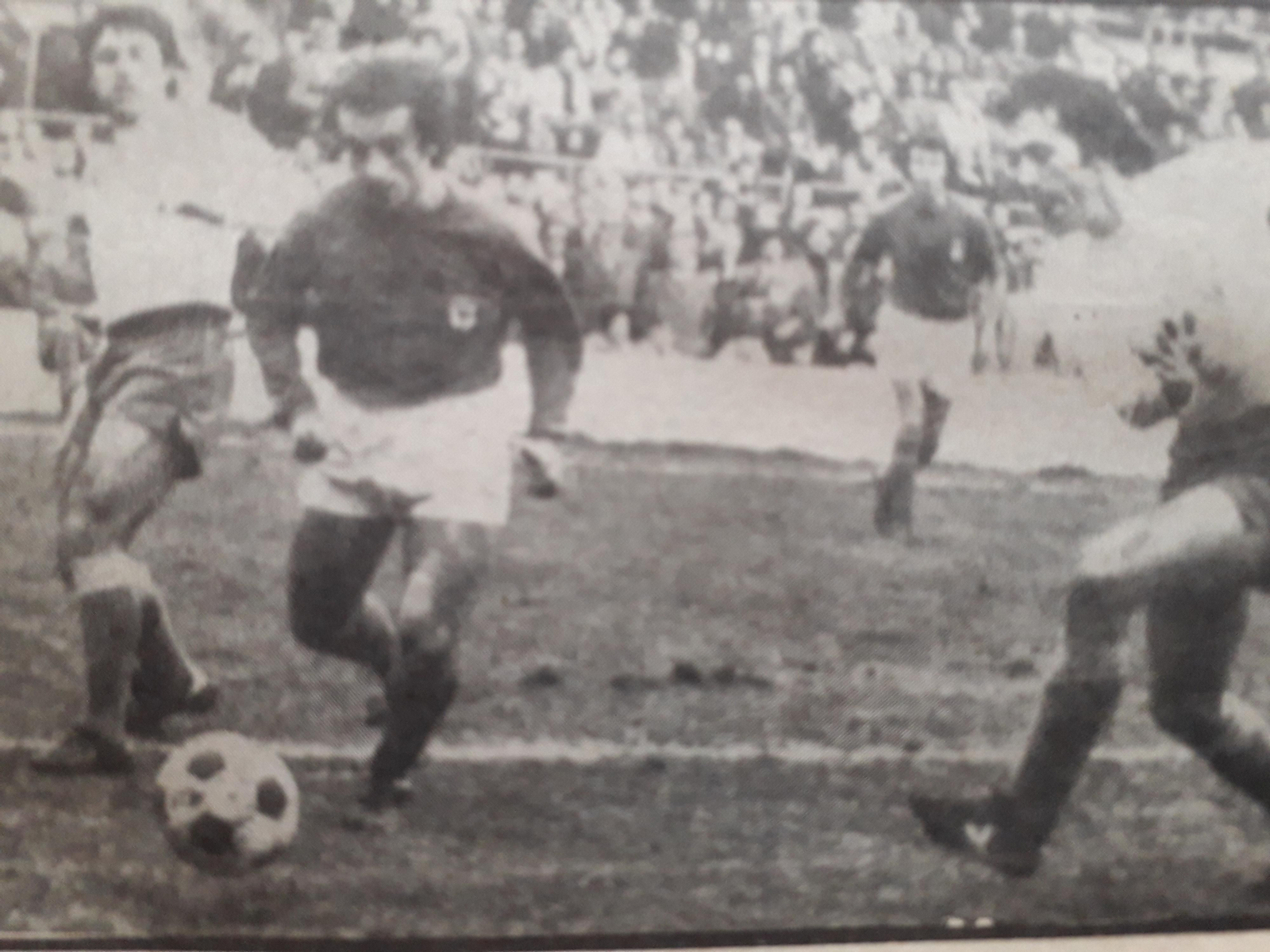 Ortuondo se lleva el esférico en presencia de Cuiñas en enero de 1977.