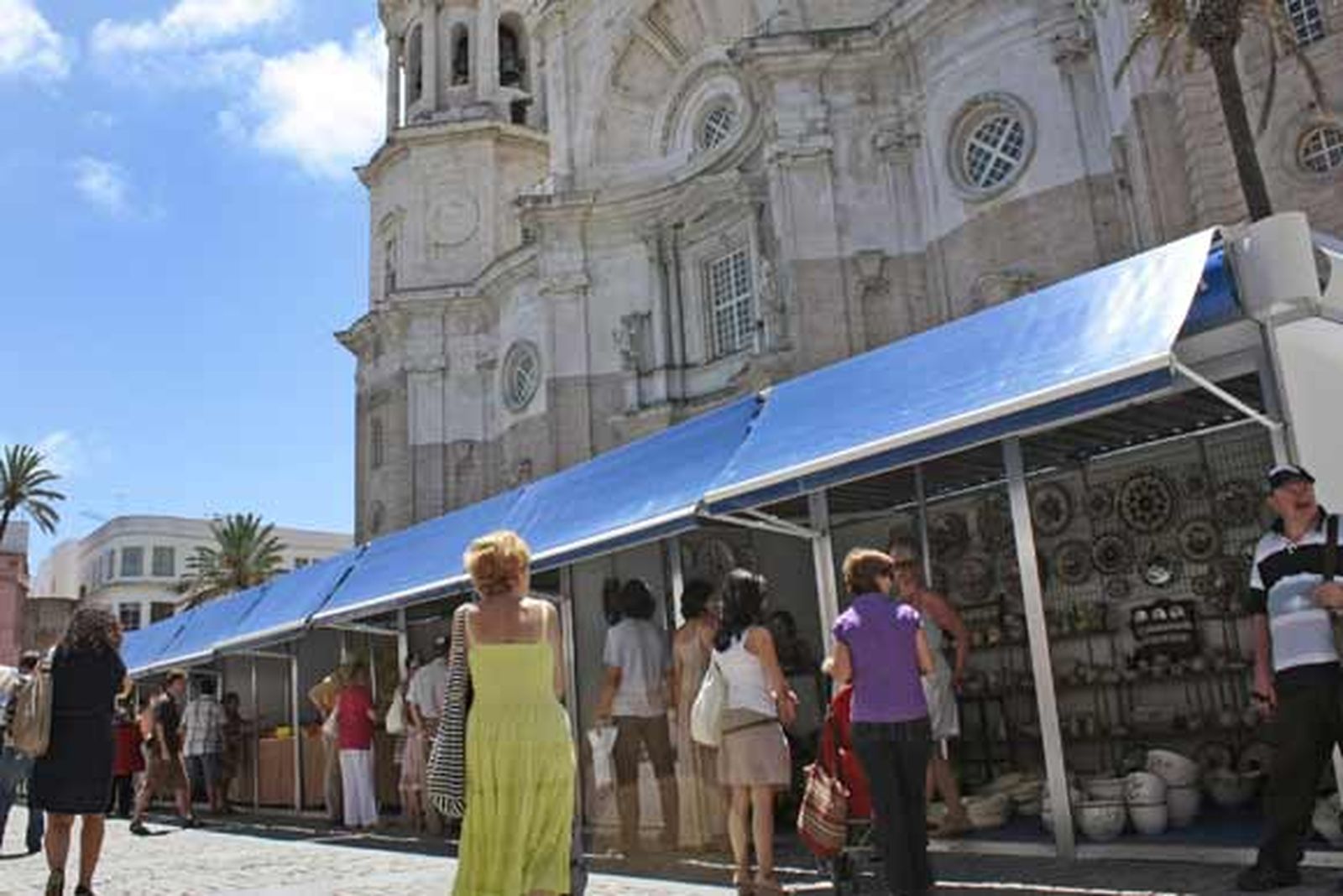 La Catedral despierta rodeada de ánforas, vasijas, botijos, útiles de cocina y macetas de barro

Foto: Almudena Torres