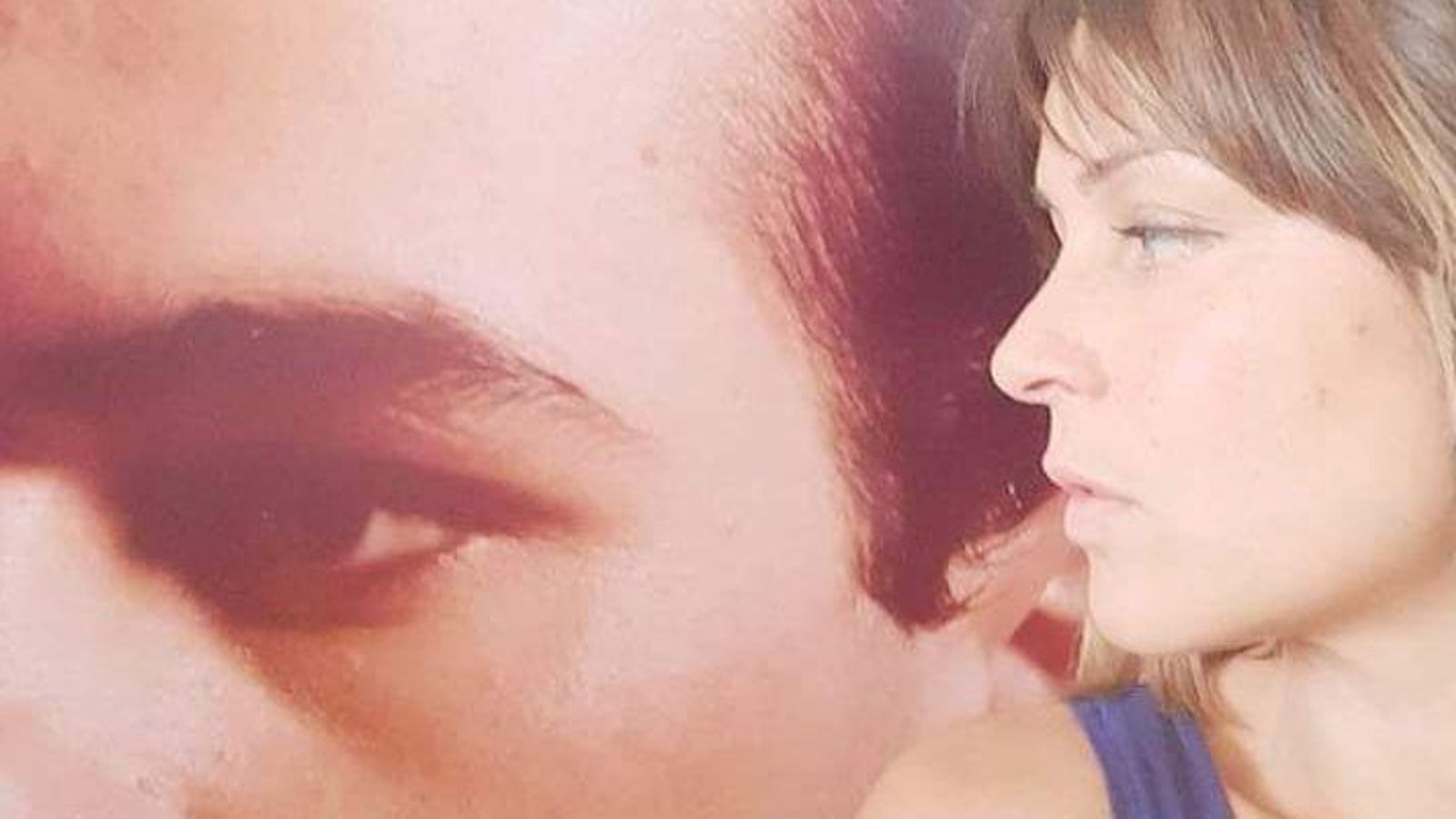 Penny Martín ante una foto de su padre