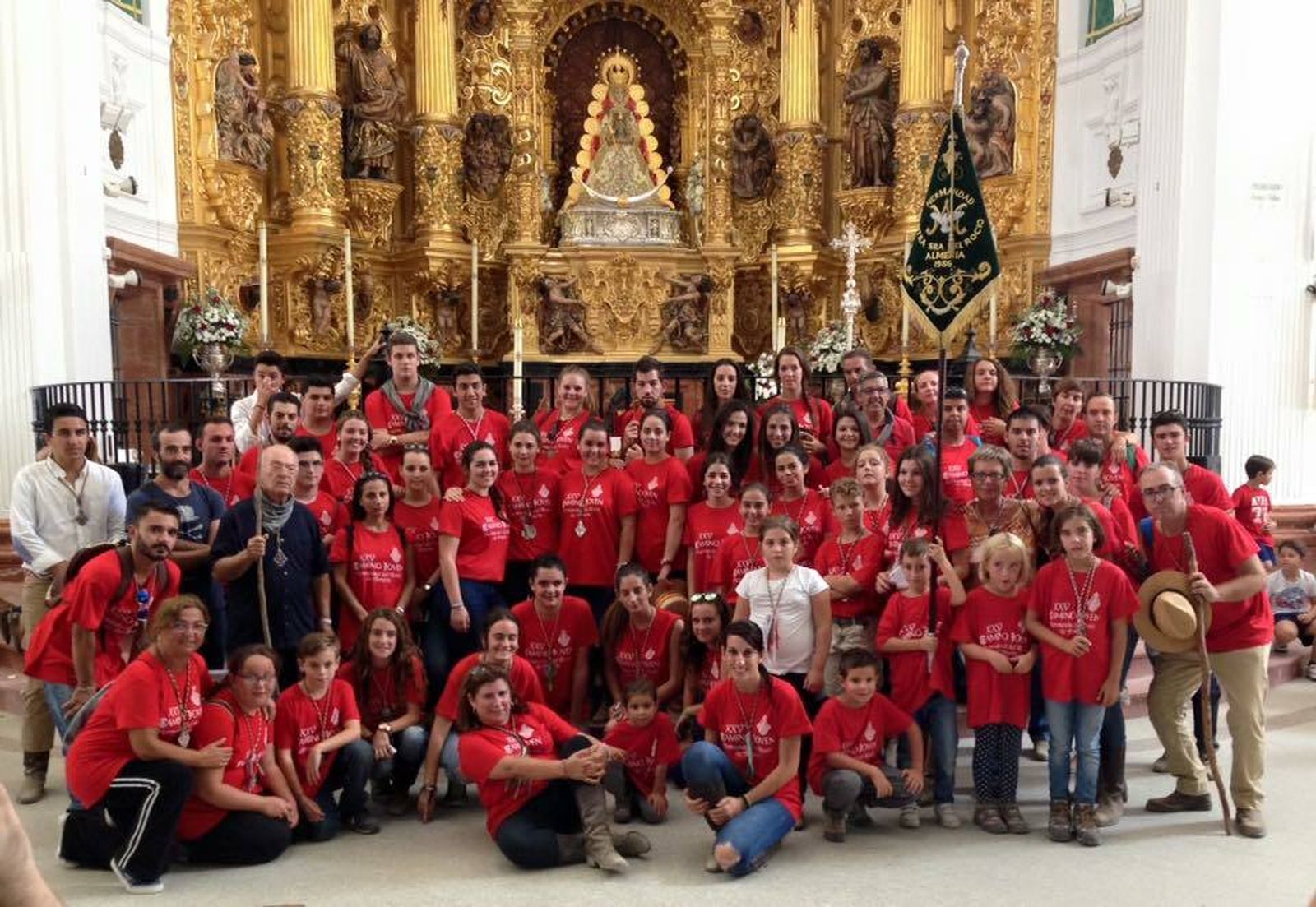 Los jóvenes, en un camino pasado, delante de la Virgen del Rocío.