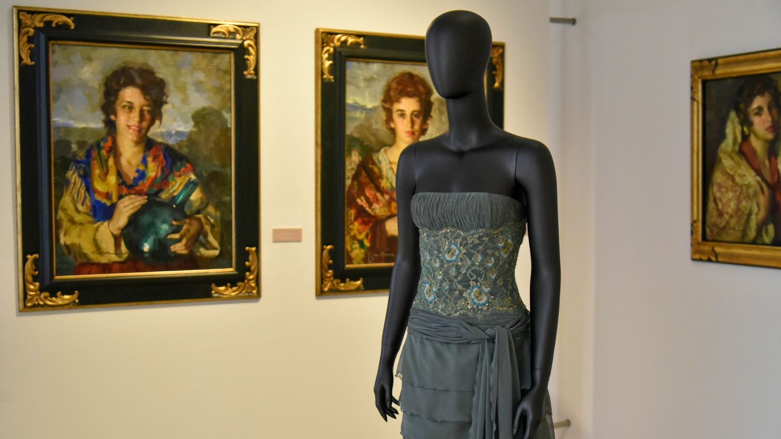 Exposición ' Vísteme: de la Alta Costura al Arte, 90 años de historia de la moda' en el Museo Cruz Herrera