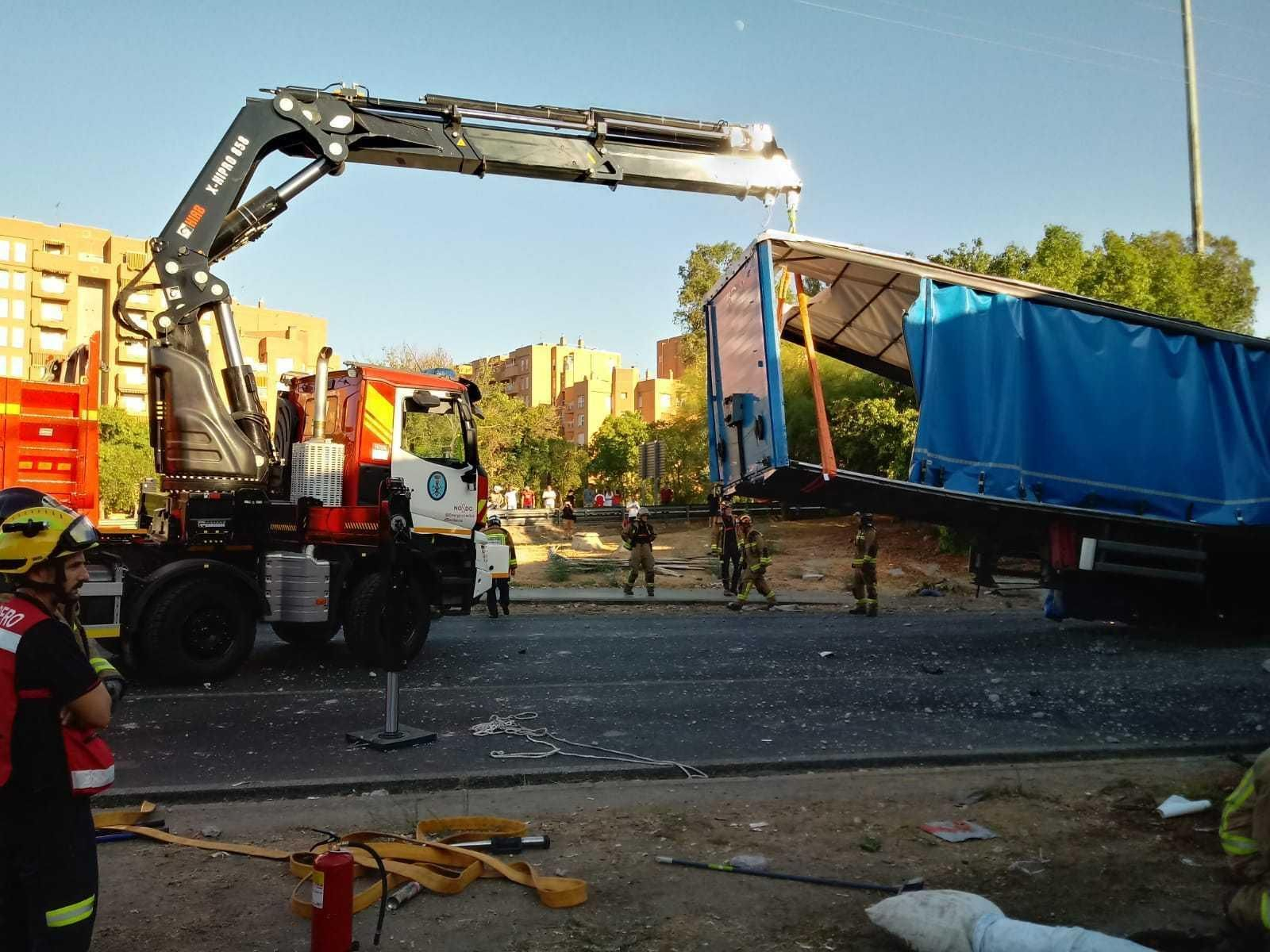 Las imágenes del camión accidentado en Montes Sierra