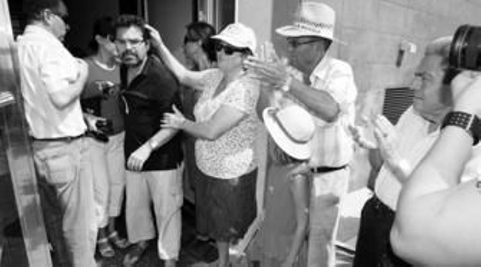 Pedro Fernando García es recibido con aplausos por vecinos de Polopos-La Mamola tras poner fin a sus 14 días de huelga de hambre.