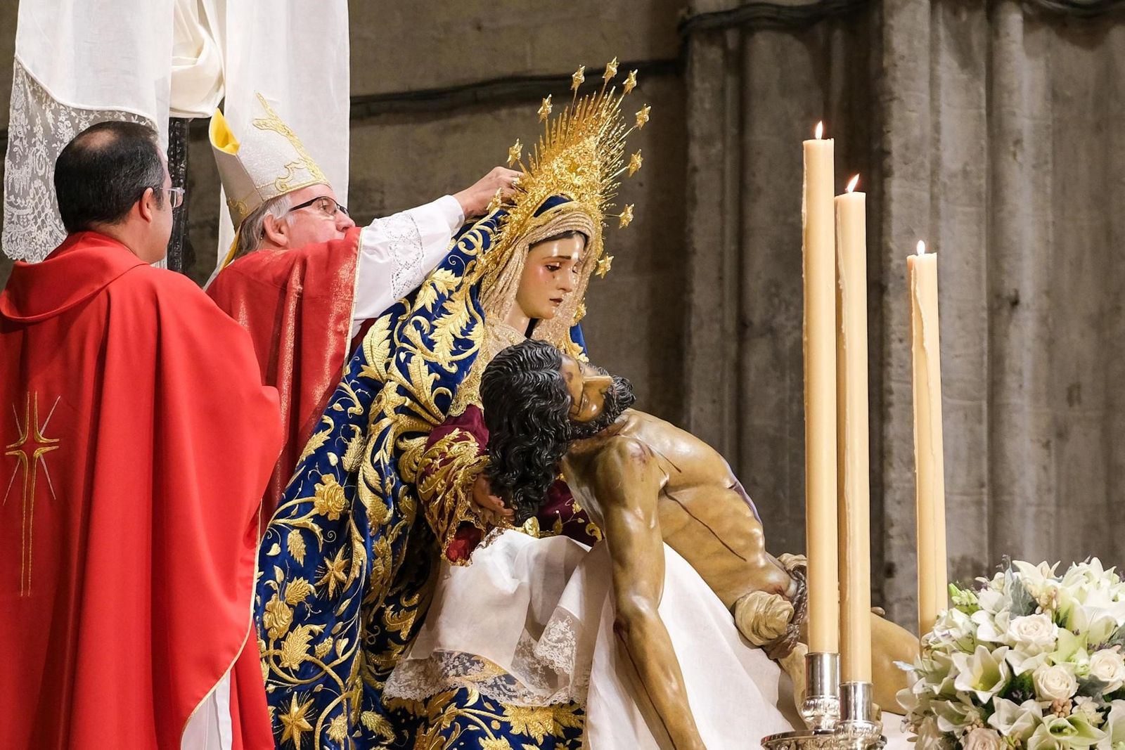 Momento de la coronación de la Virgen de la Piedad