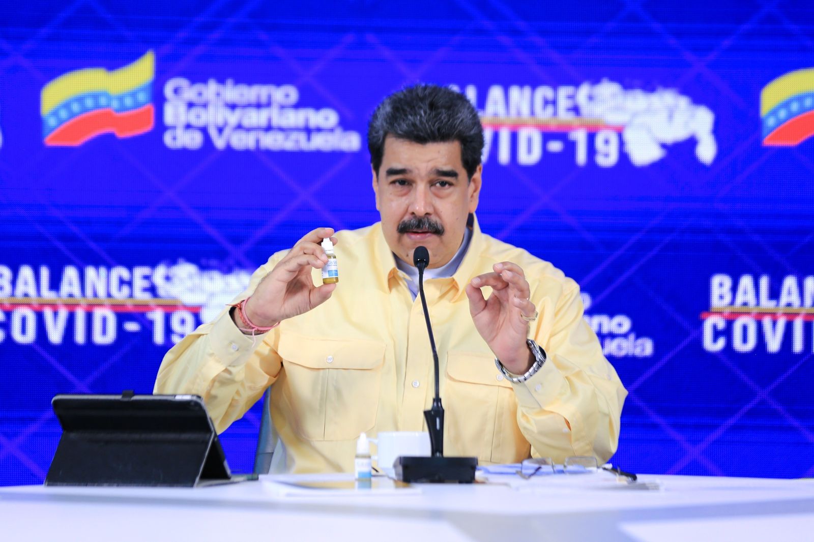 Nicolás Maduro sostiene un frasco de las gotas que supuestamente "neutralizan" el coronavirus