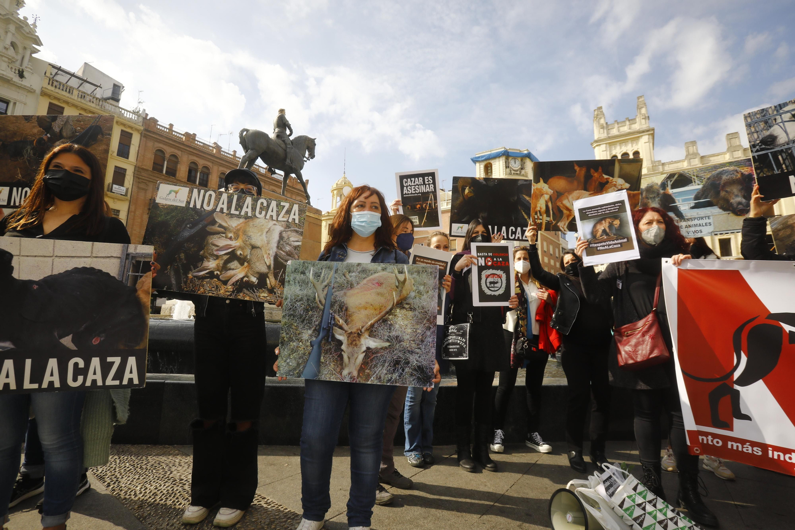 La protesta en Córdoba contra el uso de perros en la caza, en fotografías