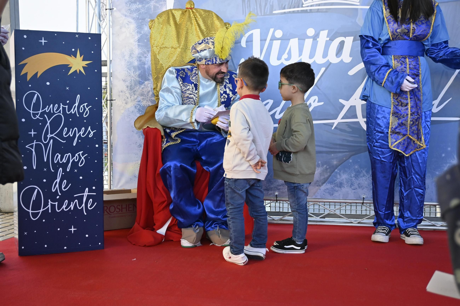 Recogida de cartas del paje real en la plaza Miguel Raya en el Molino, en imágenes