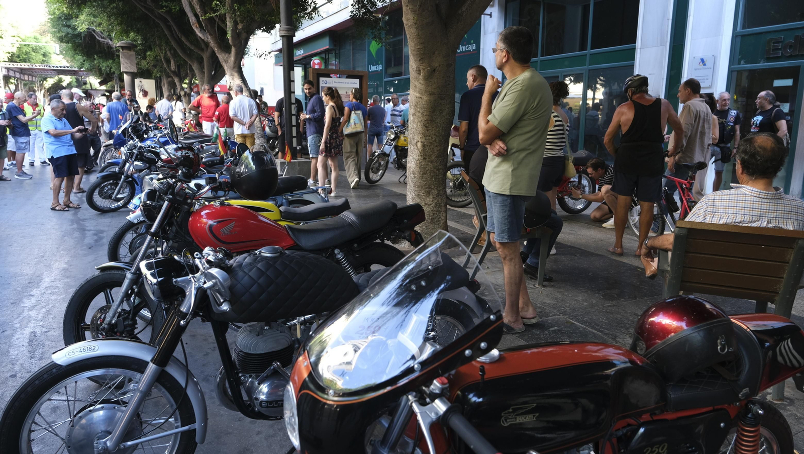 Las motos antiguas dan brillo a la Feria de Almería