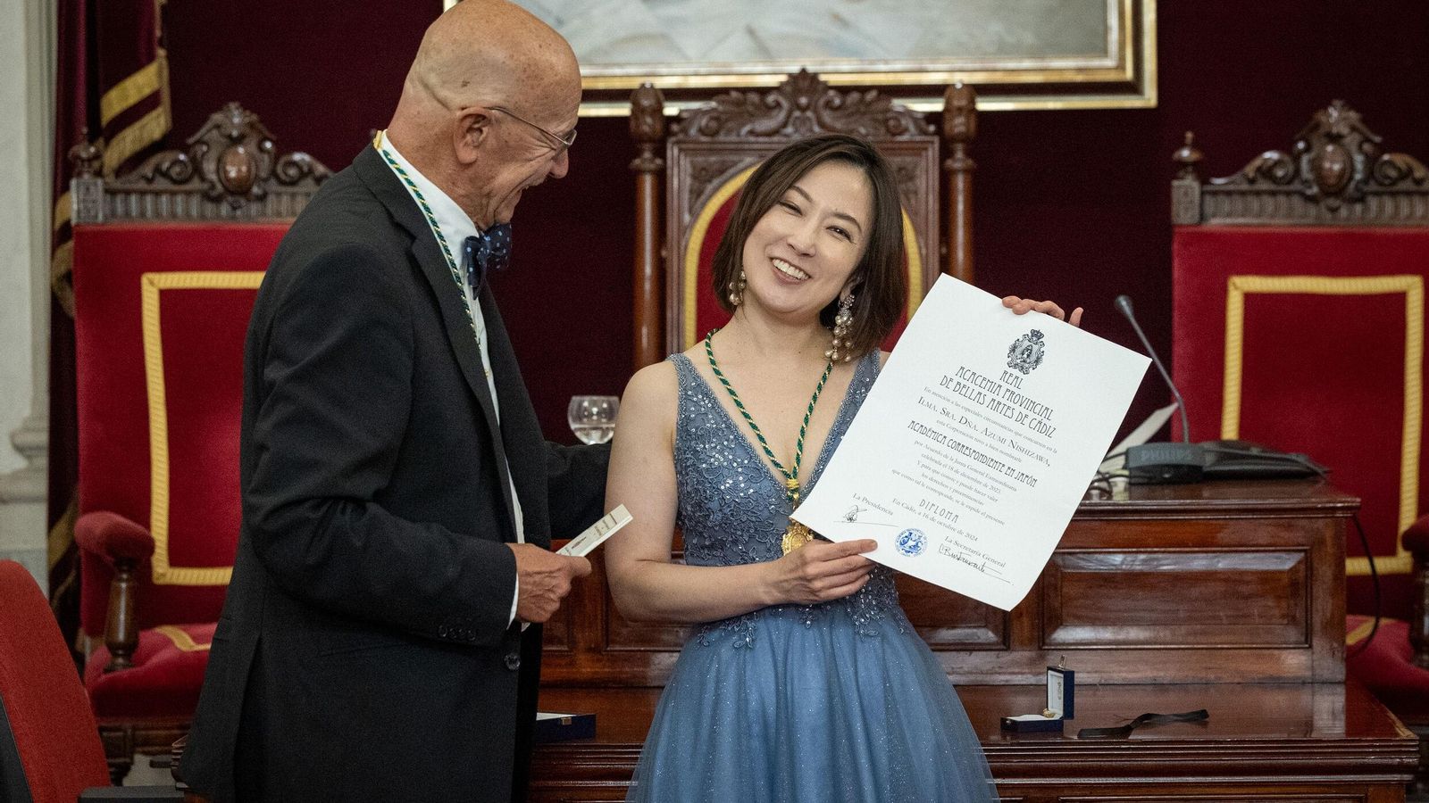 Azumi Nishizawa tras recibir el diploma y la medalla como académica de manos de Pablo Juliá, presidente de Bellas Artes.