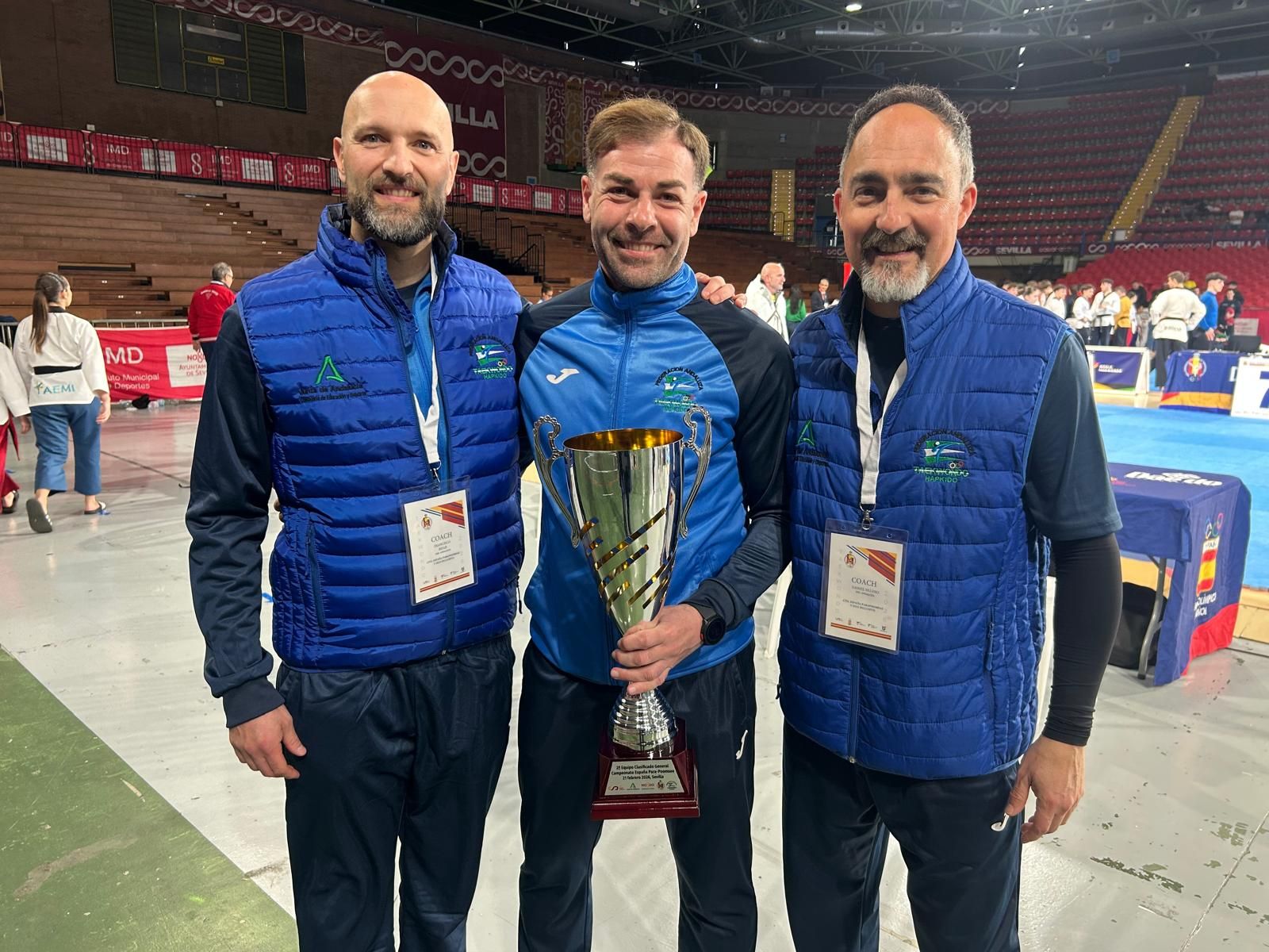 De izquierda a derecha, Francisco Béjar, Rubén Hita y Daniel Sillero, con uno de los trofeos obtenidos.