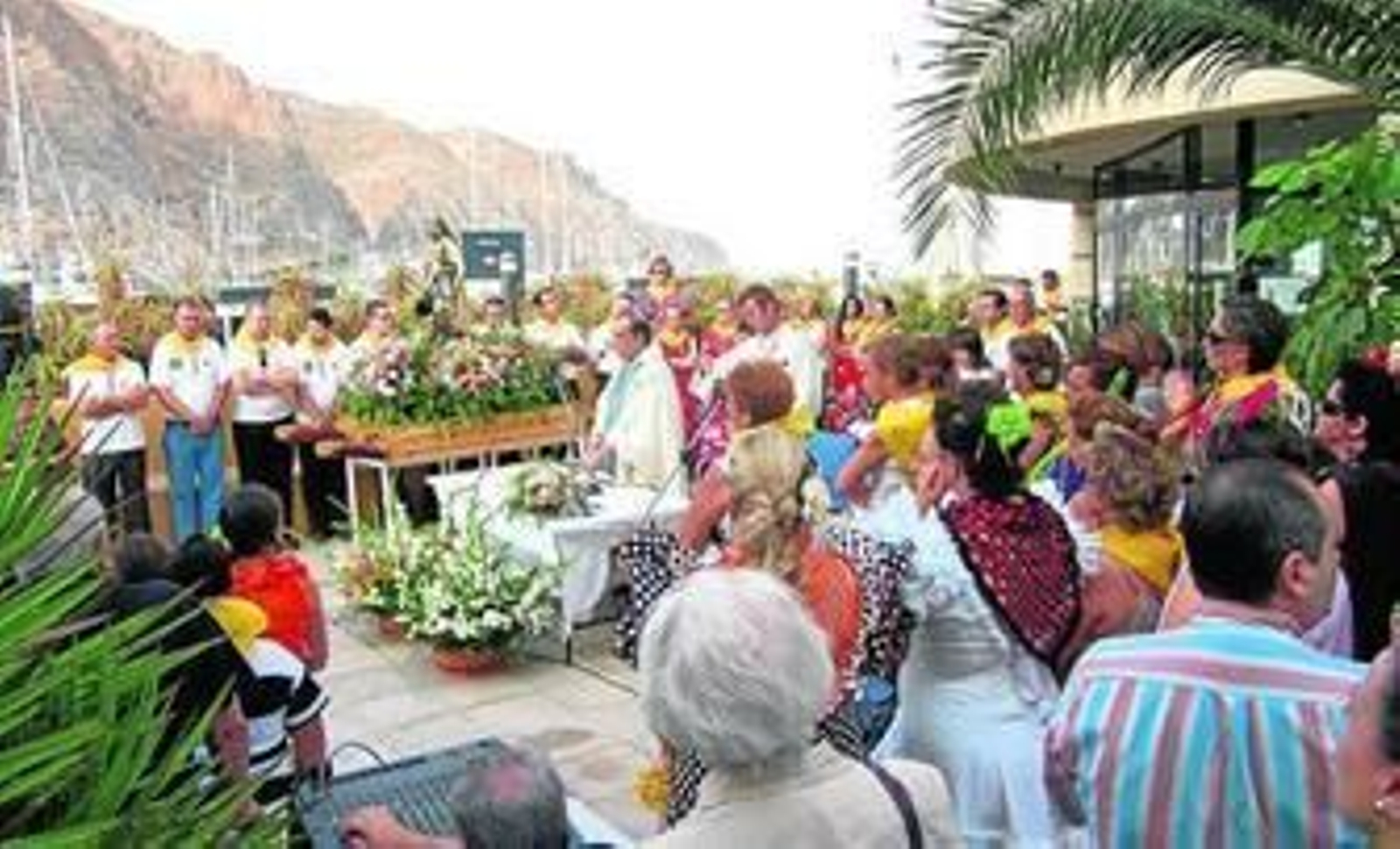 La misa en el Puerto de Aguadulce se celebra cada año antes de la tradicional procesión marítima.