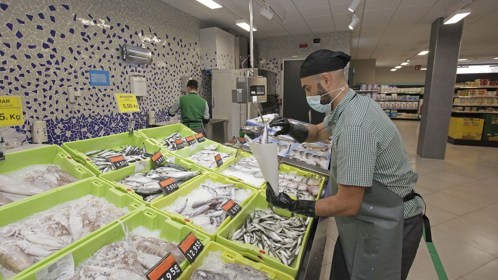 Dos trabajadores en una pescadería de Mercadona