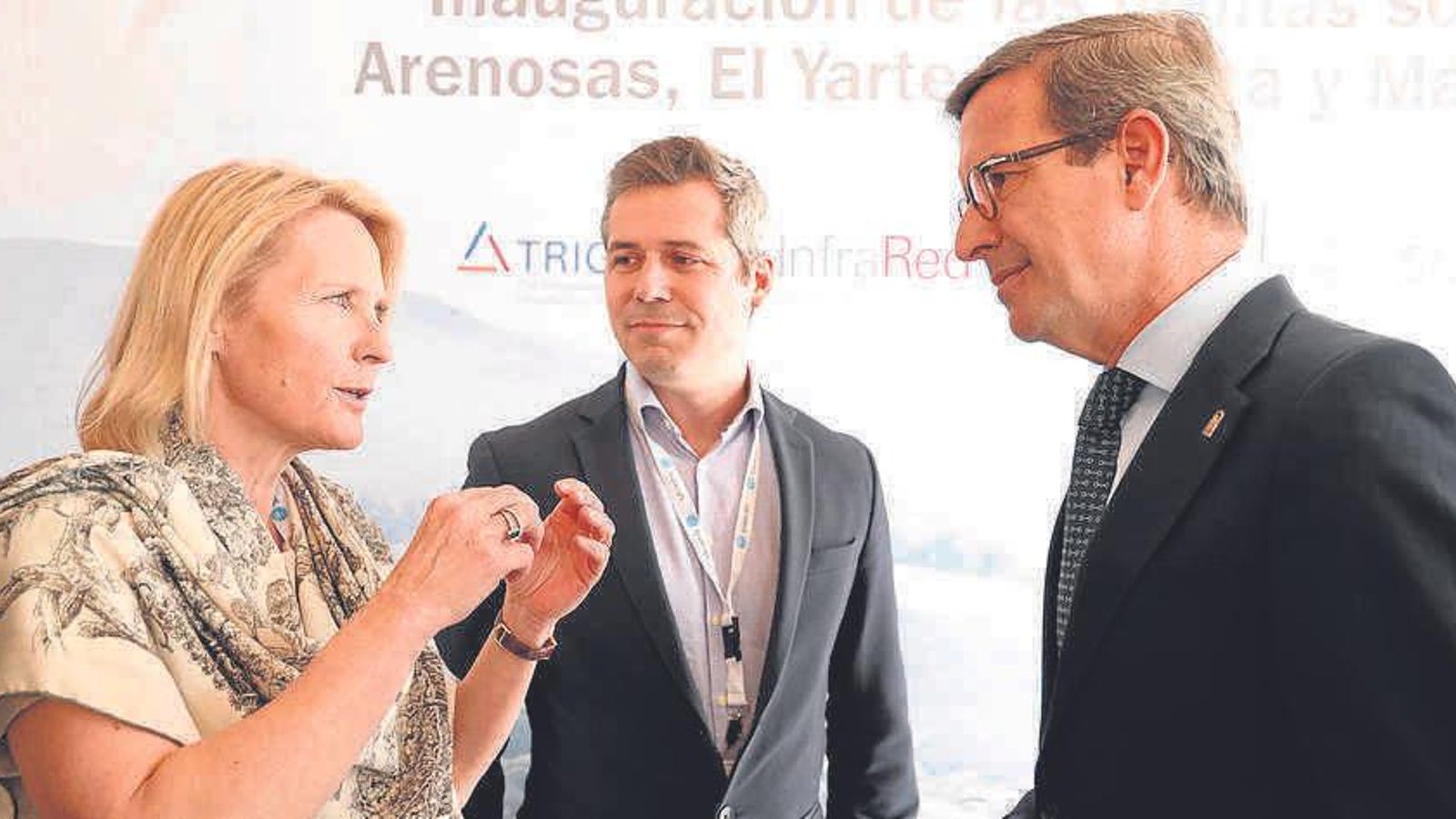 El consejero de Política Industrial y Energía de la Junta de Andalucía, Jorge Paradela; la vicepresidenta ejecutiva de Statkraft para Europa, Barbara Flesche; y el director general de Statkraft para España y Portugal, José Miguel Ferrer, tras el acto de inauguración de las plantas solares.