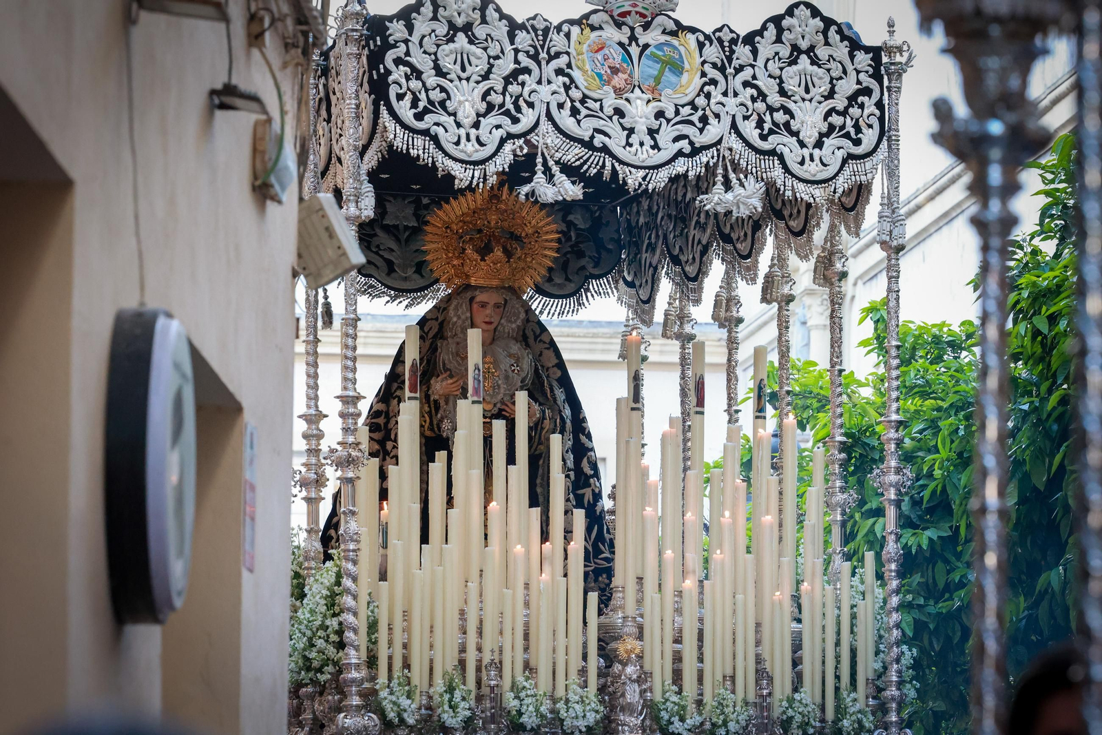 Imágenes de la salida de Vera Cruz en la Semana Santa de Cádiz 2025