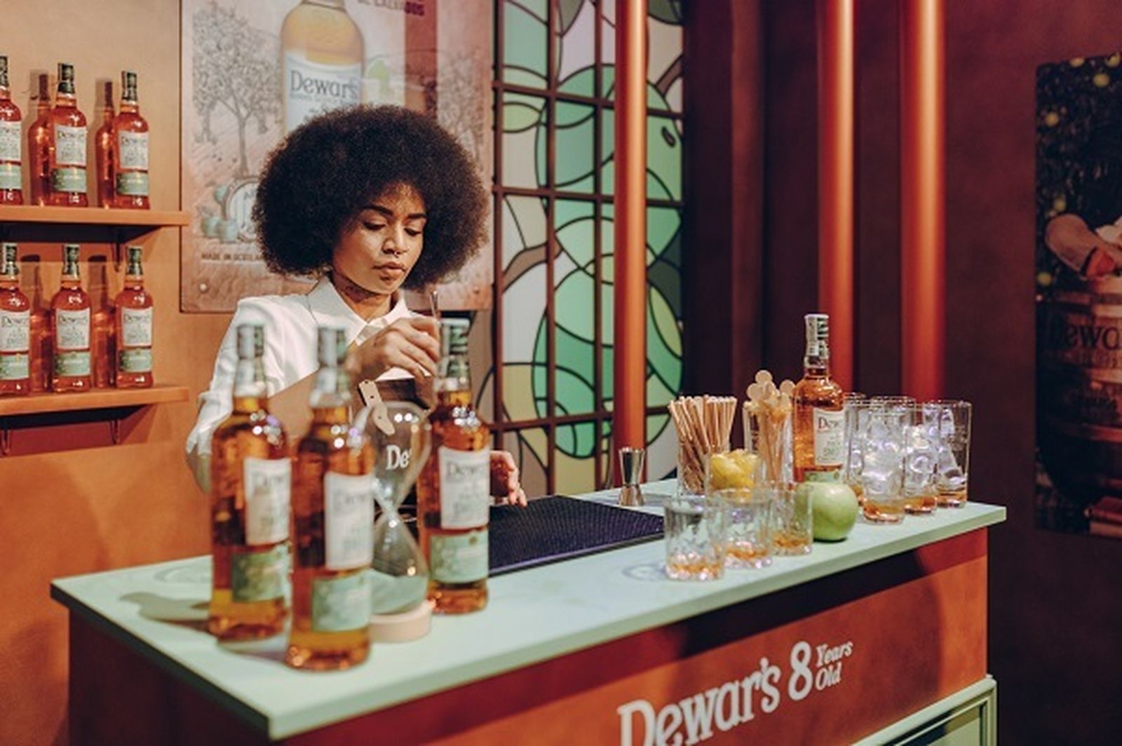 Una de las 'bartender' de Dewar's Experimenta