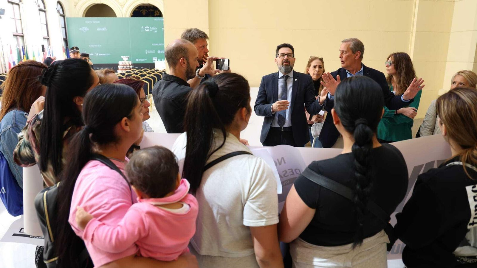 Los vecinos durante su encuentro con el concejal de vivienda, Francisco Pomares.