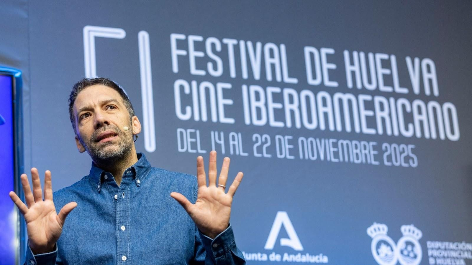 El director argentino, Santiago Esteves, en la presentación de 'Los Renacidos' en el Festival de Huelva.