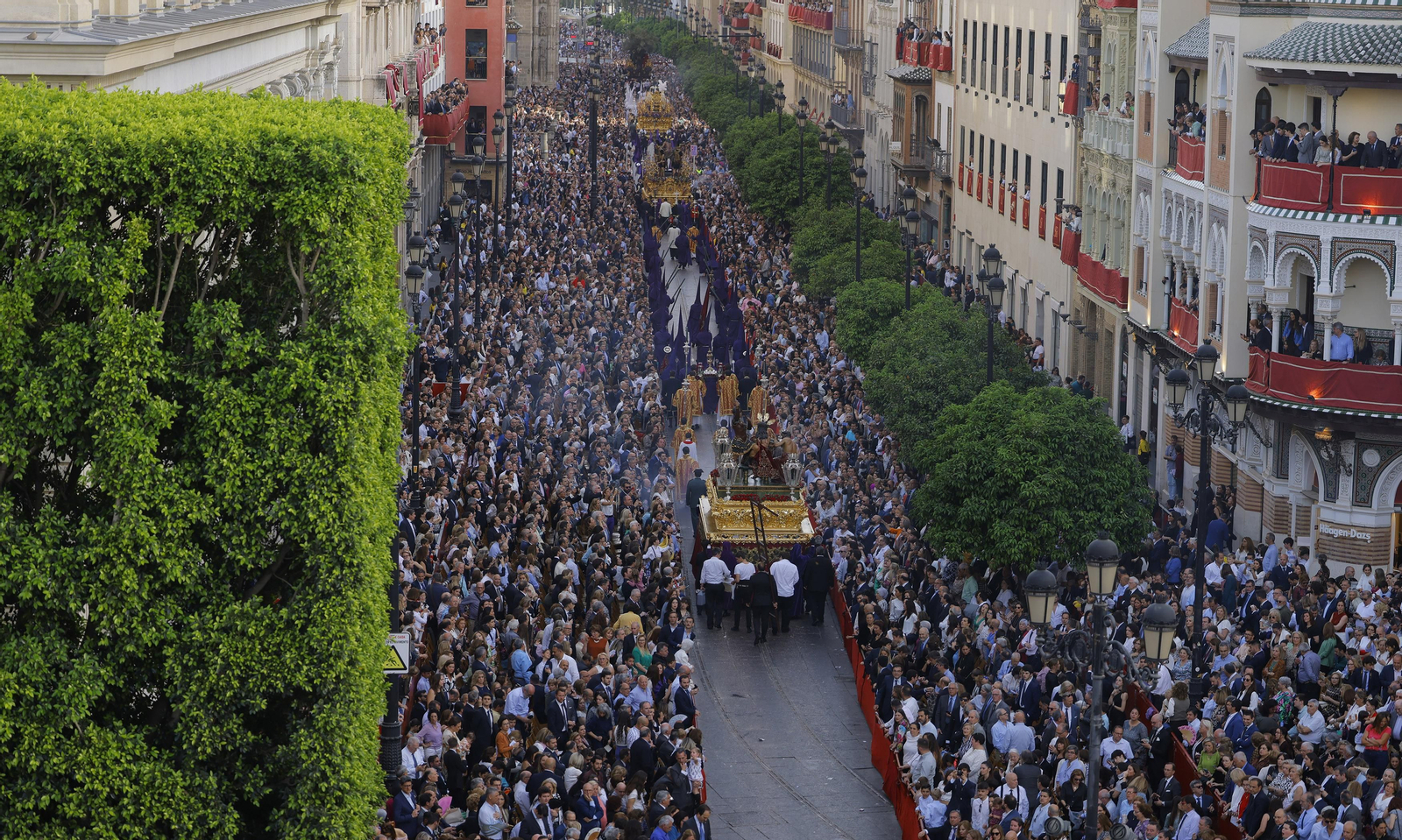 Las imágenes del Santo Entierro Grande, a su paso por la Plaza de San Francisco, en la Semana Santa de Sevilla 2023