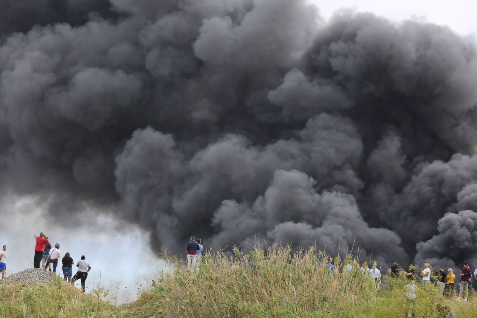Fotos del incendio de varios vehículos en un aparcamiento de caravanas del polígono Guadalhorce