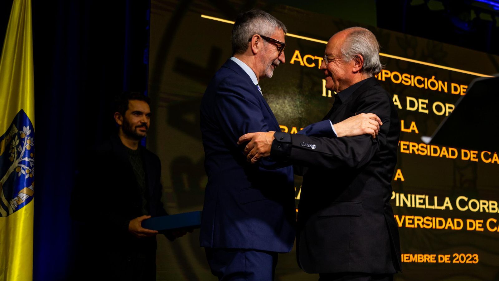 Ramón Blanco impuso la insignia de oro de la Coral al rector en funciones Francisco Piniella.