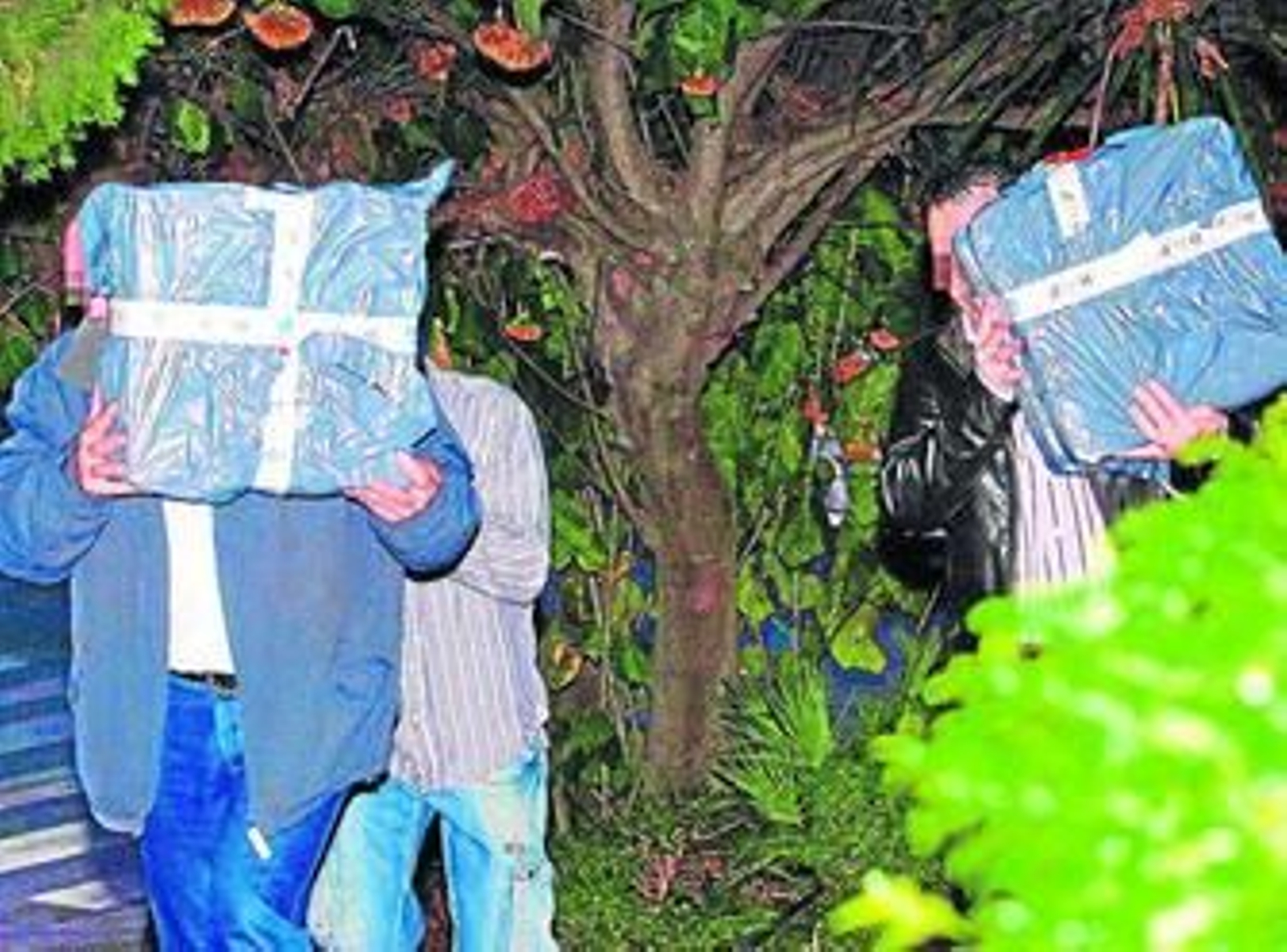 Agentes transportan material incautado tras la detención de dos mandos de la Udyco, en marzo de 2008.