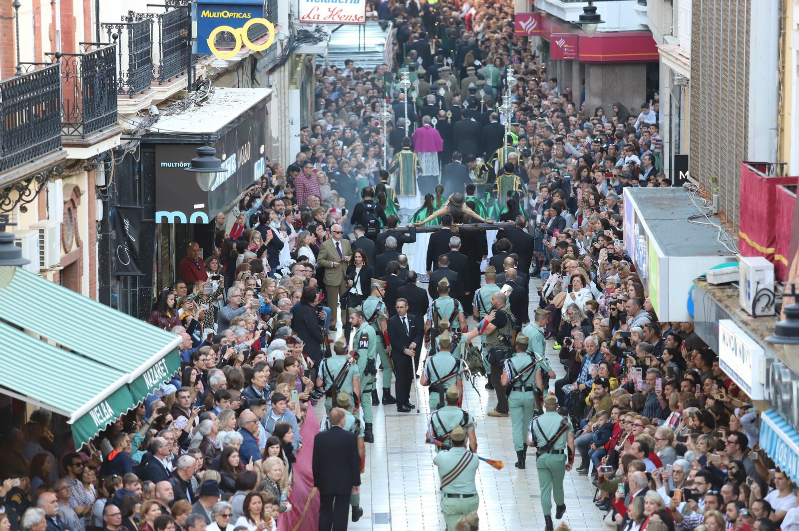Ambiente  para recibir a la Legión en las calles de Huelva