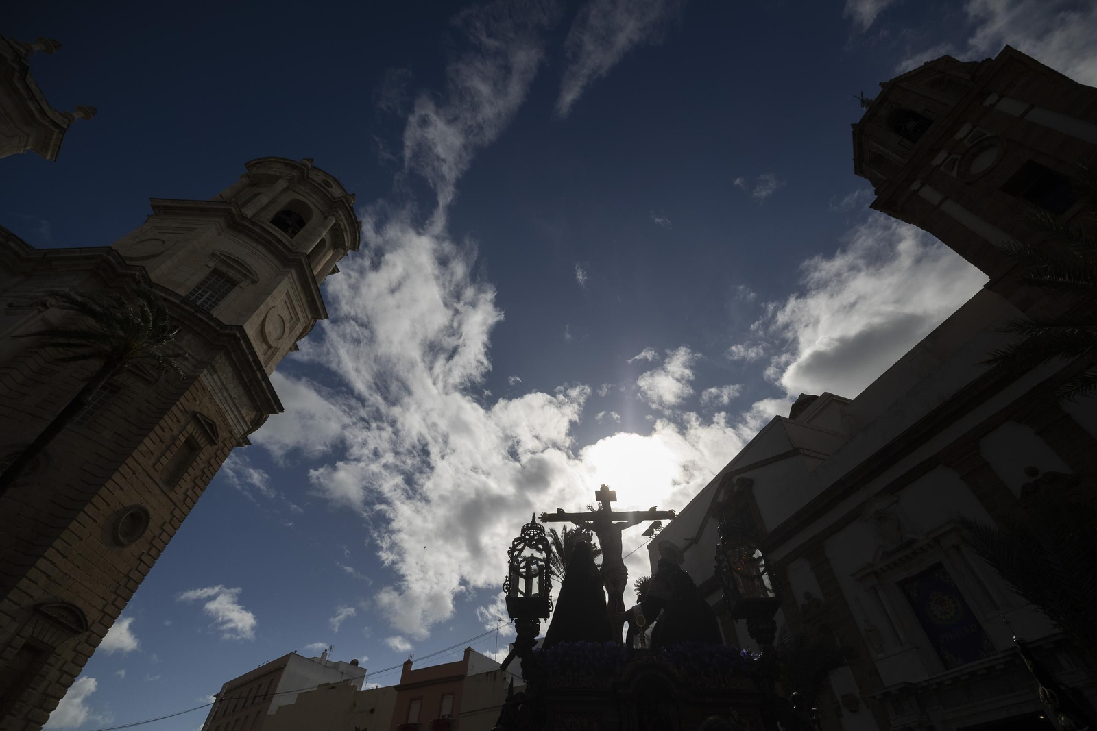 imágenes de la salida de Piedad, bajo llluvia y granizo, en la Semana Santa de Cádiz 2025