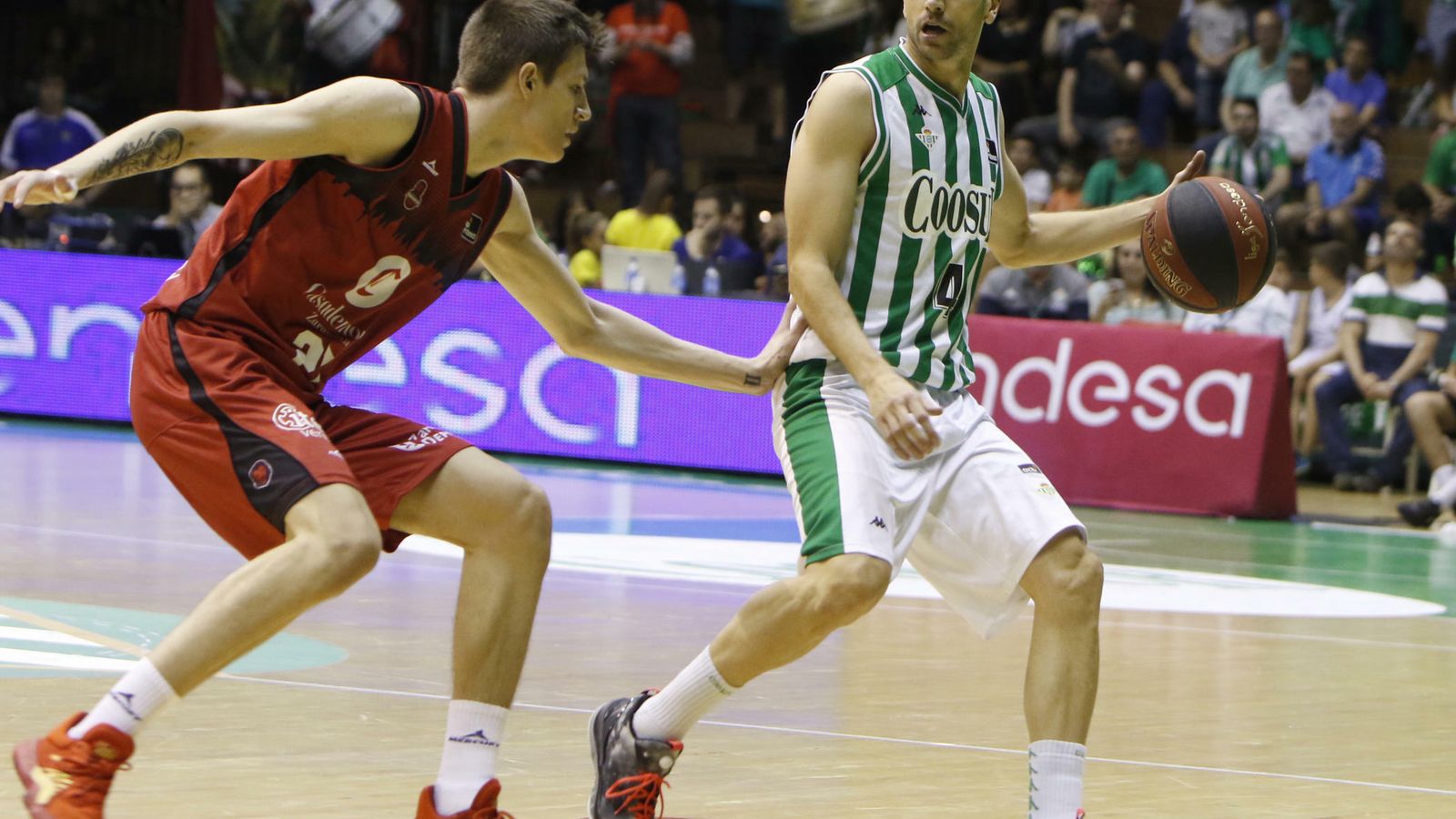 Albert Oliver es defendido por el jugador del Zaragoza Krejci.