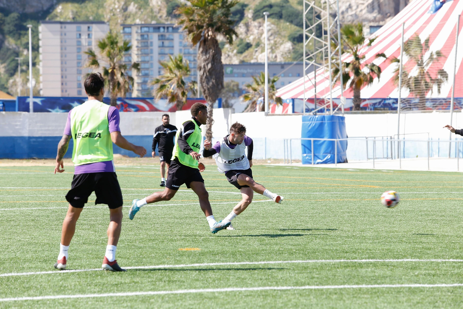 La Balona prepara sobre césped sintético el partido en Lebrija