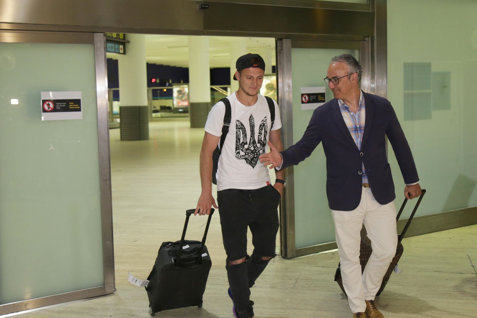 Roman Zozulya, acompañado de Torrecilla, el día que aterrizó en Sevilla.