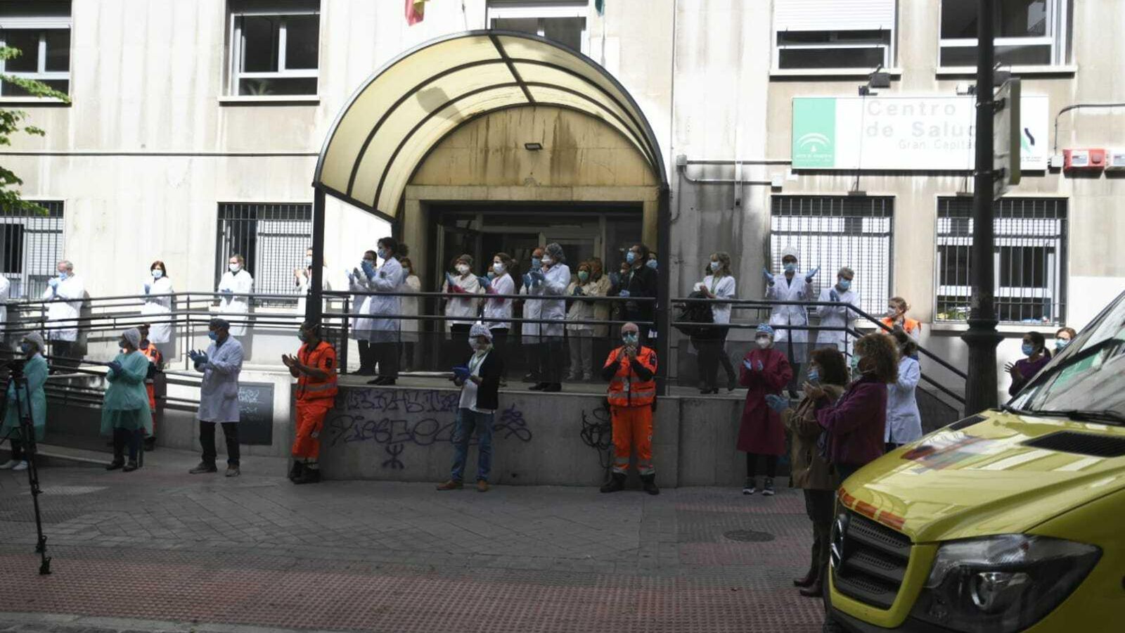 Puertas del centro de salud de Gran Capitán, este mediodía