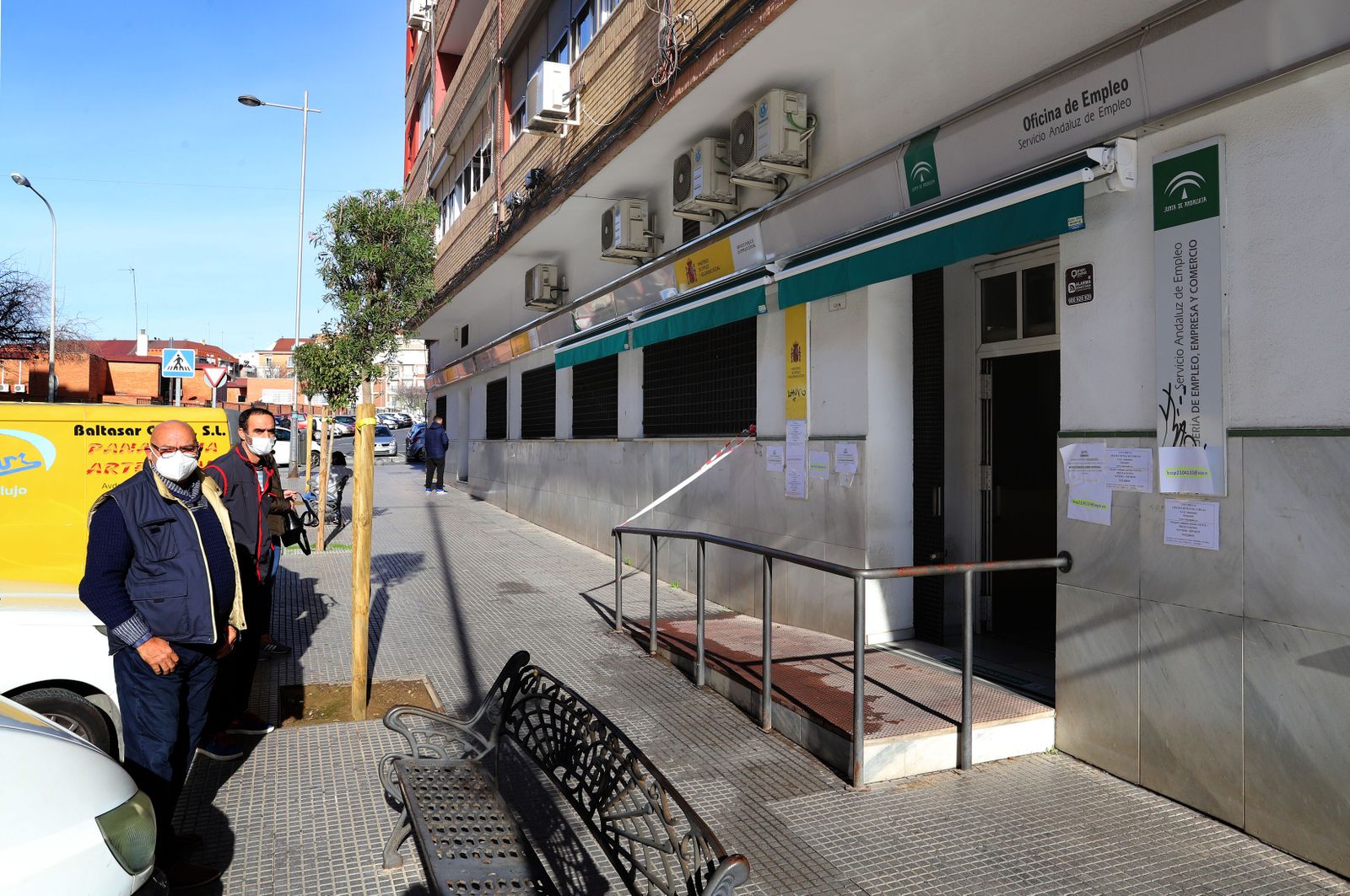 Imagen de los accesos a una oficina de empleo en la capital onubense.