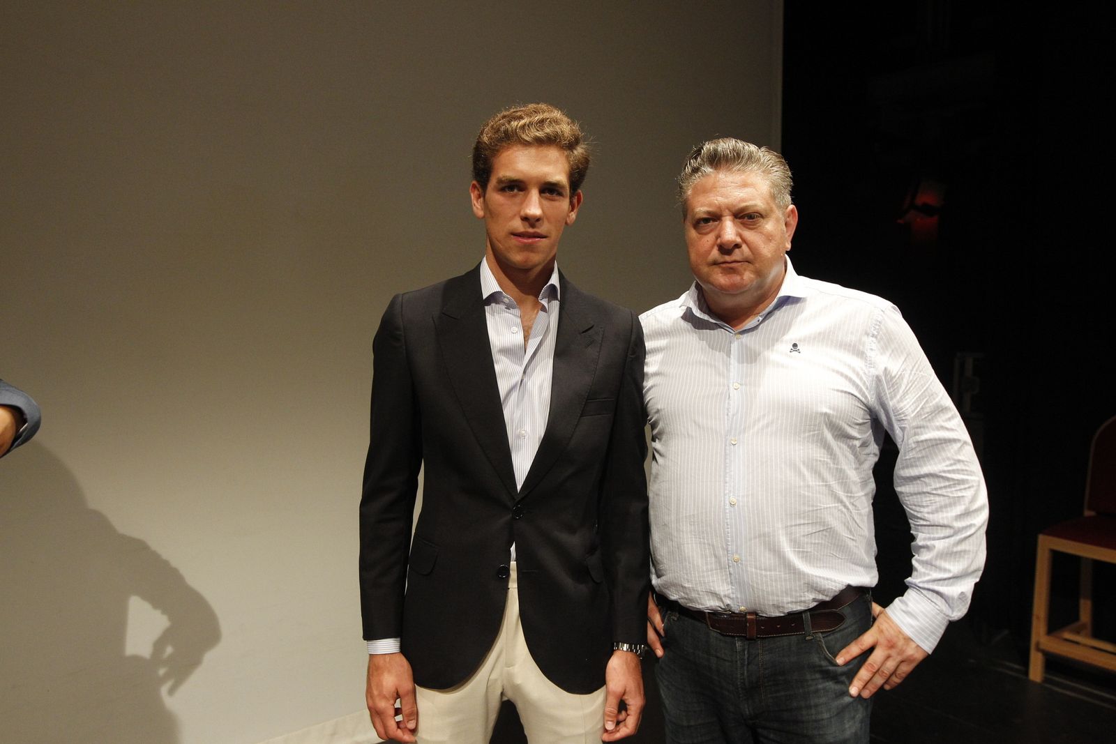Fotogalería entrega capote de paseo al torero Ginés Marín. Feria de Almería 2019