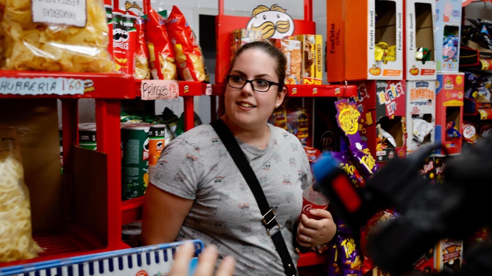 La joven dependienta de la panadería.