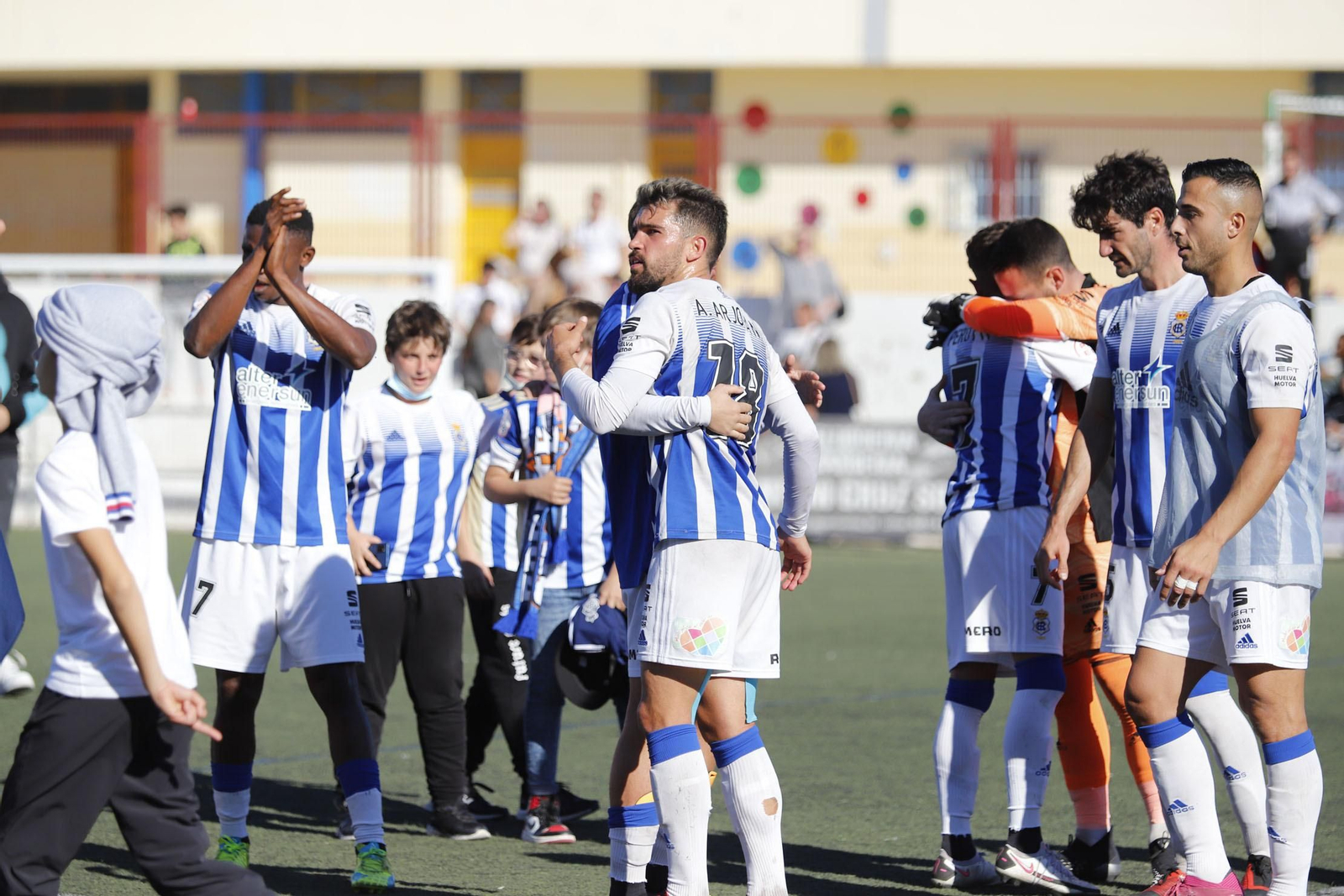 Los jugadores del Recreativo se felicitan tras la victoria sobre el Cabecense.