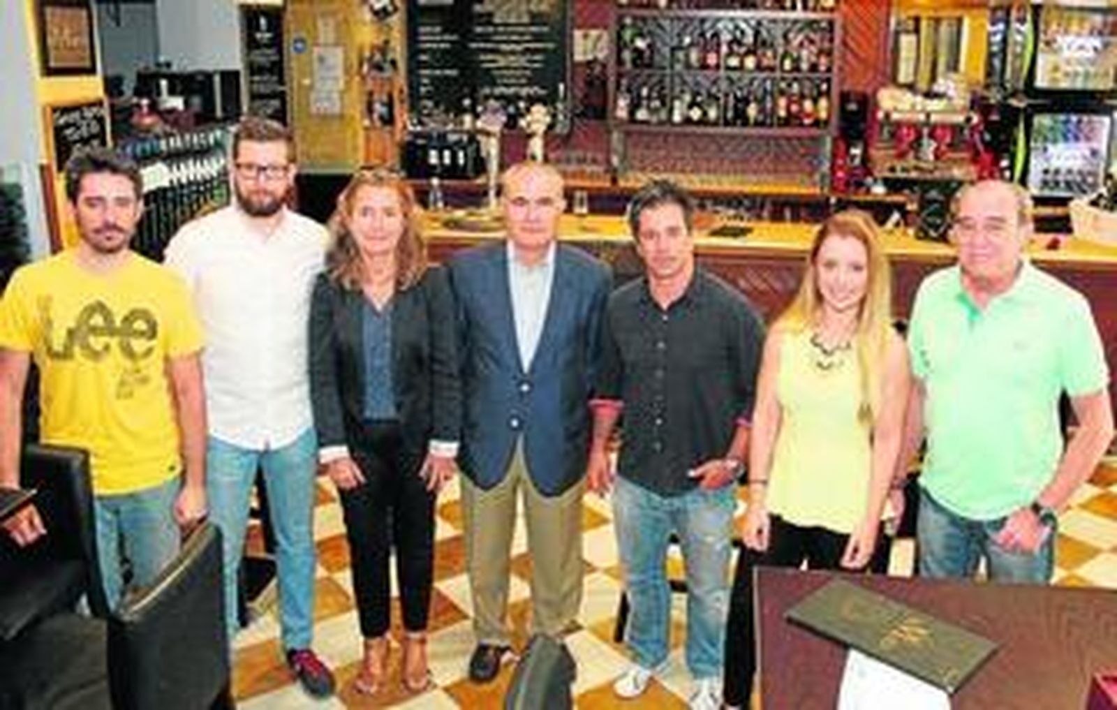 Juan Manuel Díaz del Valle y José Dominguez, con los integrantes de La Tertulia Deportiva de 'Huelva Información'